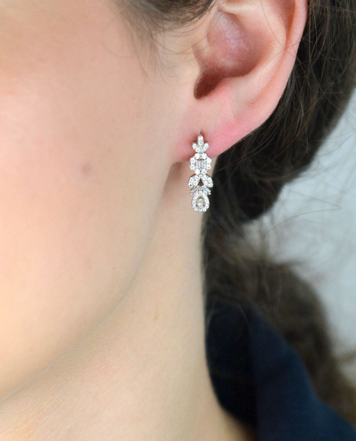 Srebrne kolczyki damskie bogato zdobione cyrkoniami DIA-KLC-9681-925. Kolczyki srebrne z cyrkoniami. Srebrne kolczyki z cyrkoniami dla kobiety. Srebrne kolczyki angielskie idealne na prezent..jpg