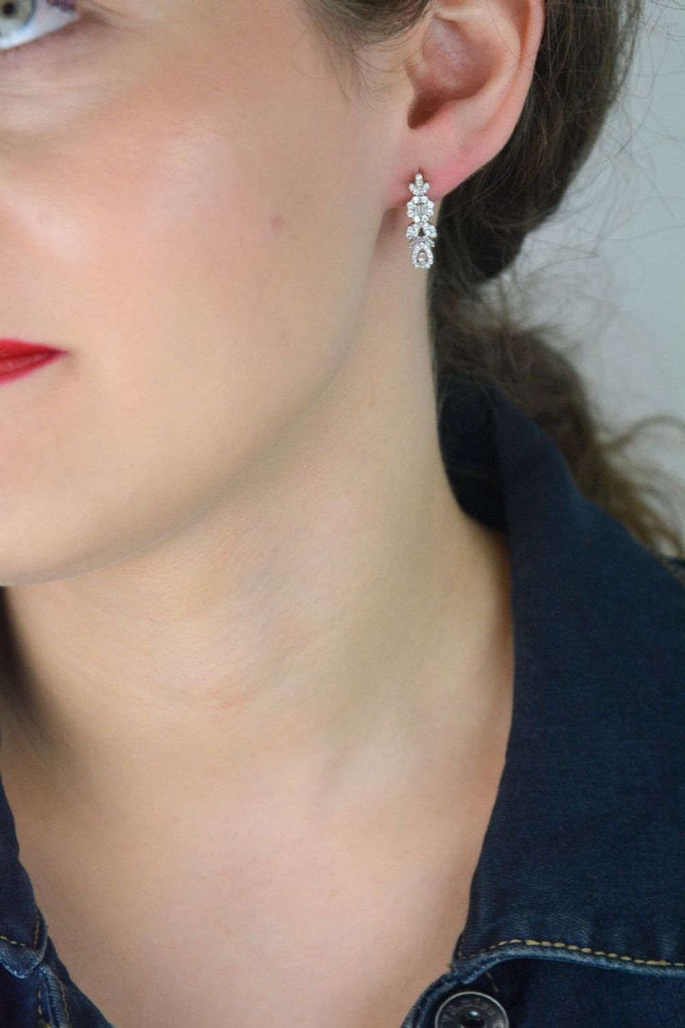 Srebrne kolczyki damskie bogato zdobione cyrkoniami DIA-KLC-9681-925. Kolczyki srebrne z cyrkoniami. Srebrne kolczyki z cyrkoniami dla kobiety. Srebrne kolczyki angielskie idealne na prezent..jpg