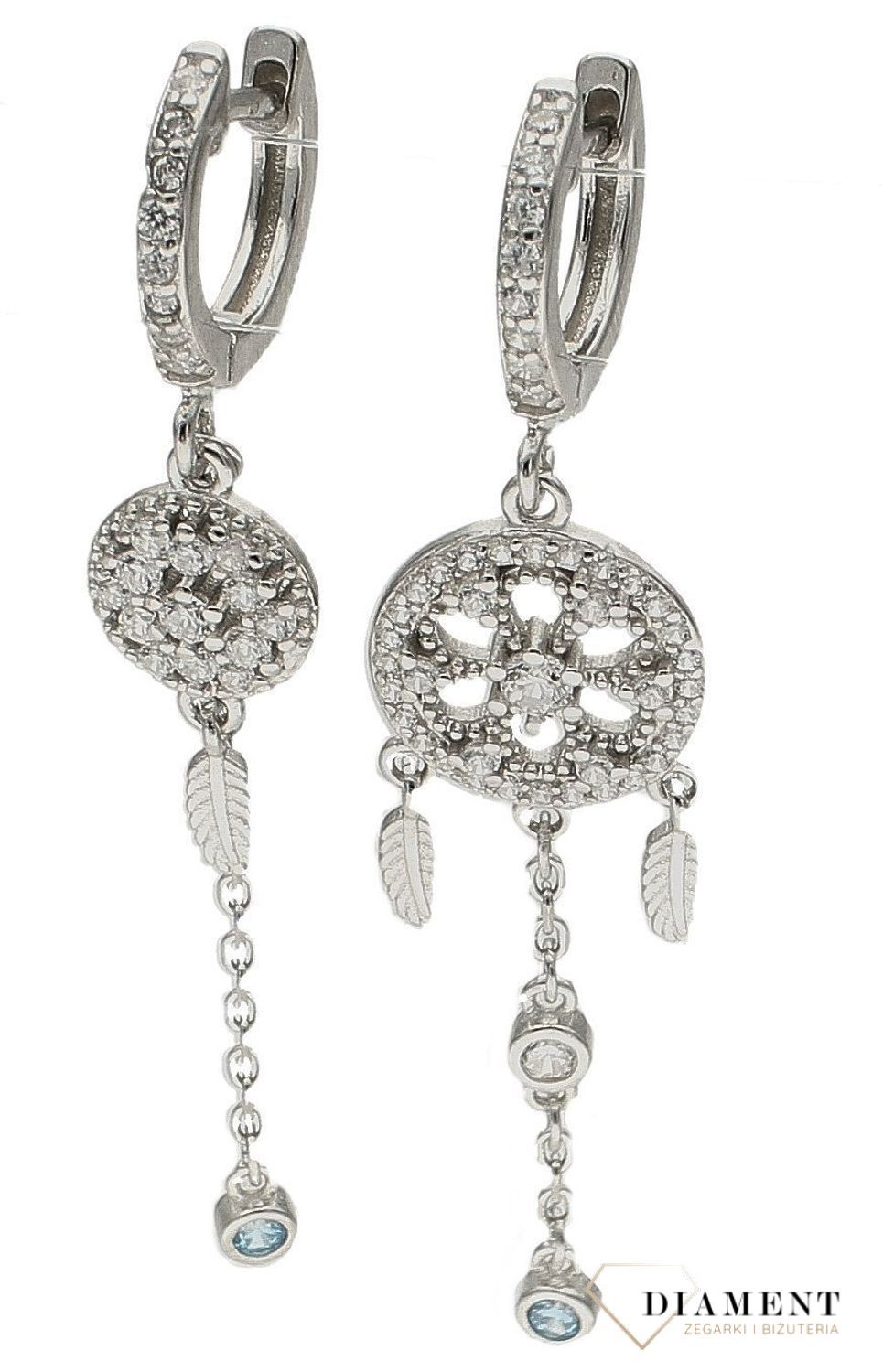 Srebrne kolczyki damskie wkrętki wiszące asymetryczne Łapacze snów DIA-KLC-9686-925. Srebrne kolczyki damskie. Srebrne kolczyki wkrętki. Srebrne kolczyki damskie wiszące. Kolczyki srebrne na prezent. Asymetryczne kolczyki dług.jpg