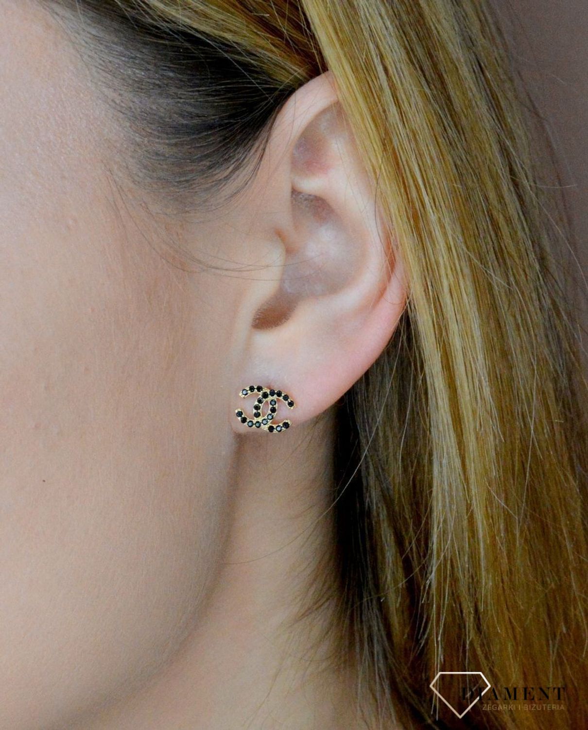 Złote kolczyki damskie wkrętki modne chanelki z czarnymi cyrkoniami 585 DIA-KLC-9689-585. Kolczyki złote chanel logo. Kolczyki chanelki. Modne wzory kolczyki złote. Złote kolczyki wkrętki z wyższej próby.1.jpg