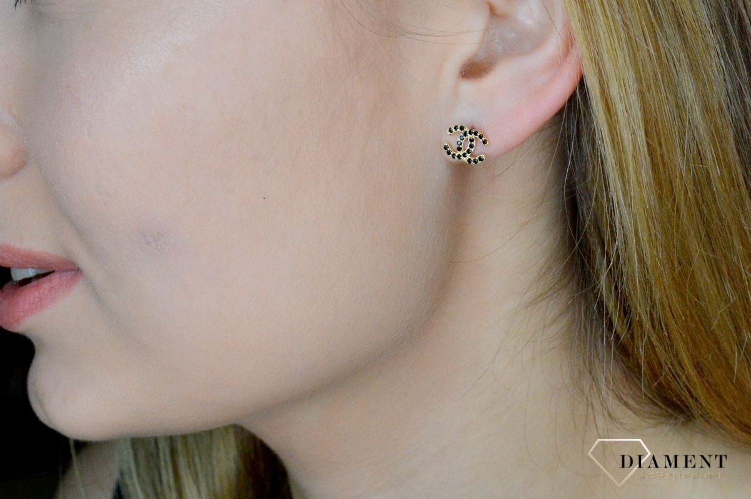 Złote kolczyki damskie wkrętki modne chanelki z czarnymi cyrkoniami 585 DIA-KLC-9689-585. Kolczyki złote chanel logo. Kolczyki chanelki. Modne wzory kolczyki złote. Złote kolczyki wkrętki z wyższej próby.1.jpg