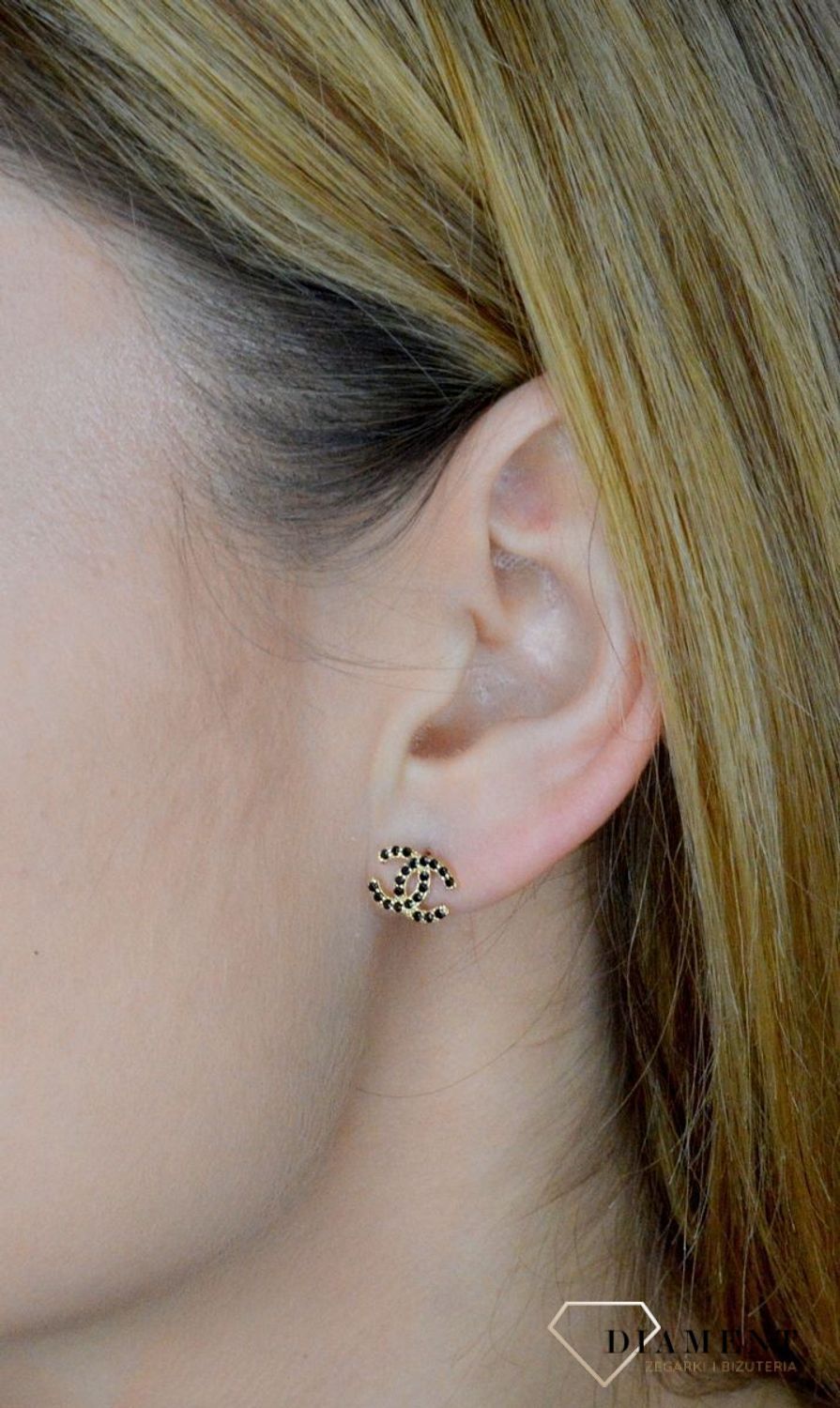 Złote kolczyki damskie wkrętki modne chanelki z czarnymi cyrkoniami 585 DIA-KLC-9689-585. Kolczyki złote chanel logo. Kolczyki chanelki. Modne wzory kolczyki złote. Złote kolczyki wkrętki z wyższej próby.1.jpg