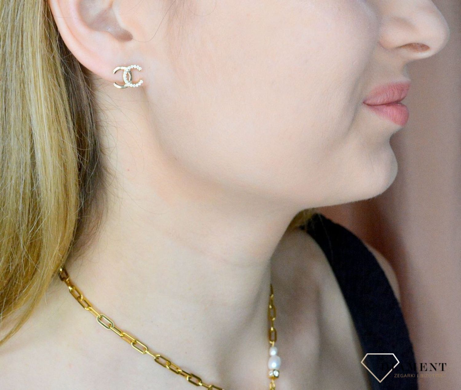 Złote kolczyki damskie wkrętki modne chanelki wysadzane cyrkoniami 585 DIA-KLC-9690-585, Kolczyki złote chanel logo. Kolczyki chanelki. Modne wzory kolczyki złote. Złote kolczyki wkrętki z wyższej próby.8.jpg