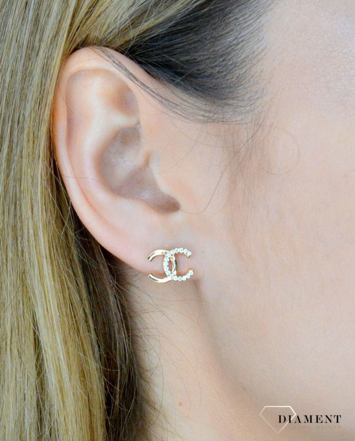 Złote kolczyki damskie wkrętki modne chanelki wysadzane cyrkoniami 585 DIA-KLC-9690-585, Kolczyki złote chanel logo. Kolczyki chanelki. Modne wzory kolczyki złote. Złote kolczyki wkrętki z wyższej próby.8.jpg