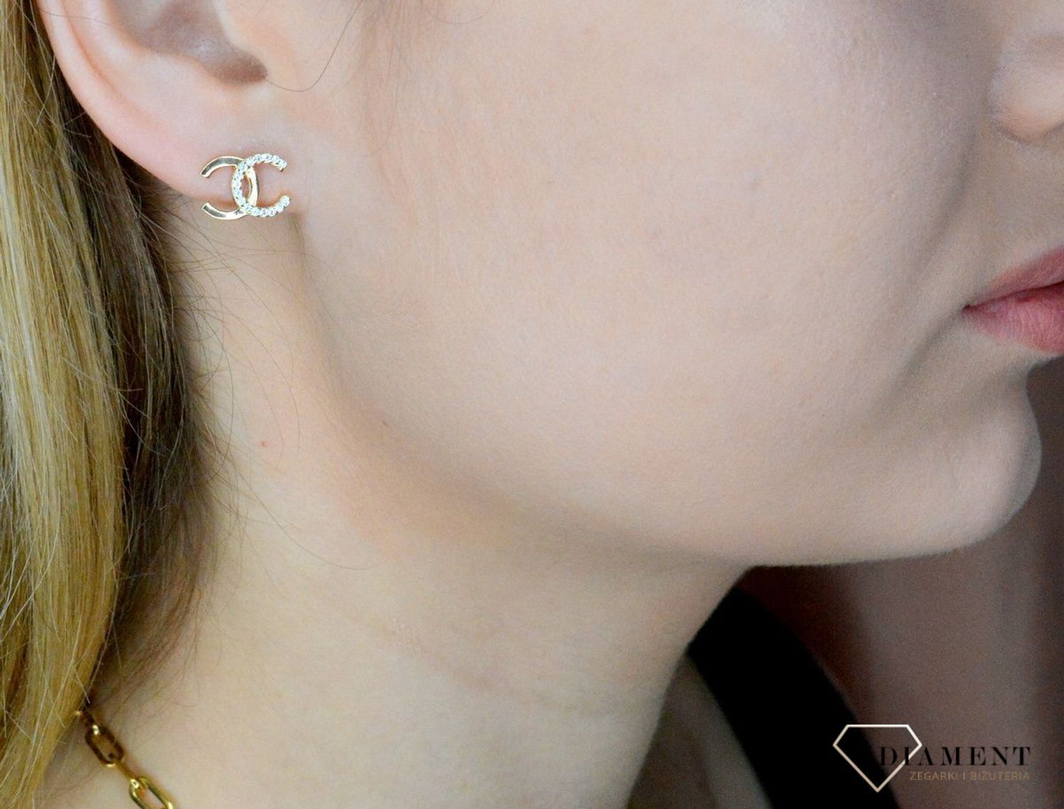 Złote kolczyki damskie wkrętki modne chanelki wysadzane cyrkoniami 585 DIA-KLC-9690-585, Kolczyki złote chanel logo. Kolczyki chanelki. Modne wzory kolczyki złote. Złote kolczyki wkrętki z wyższej próby.8.jpg