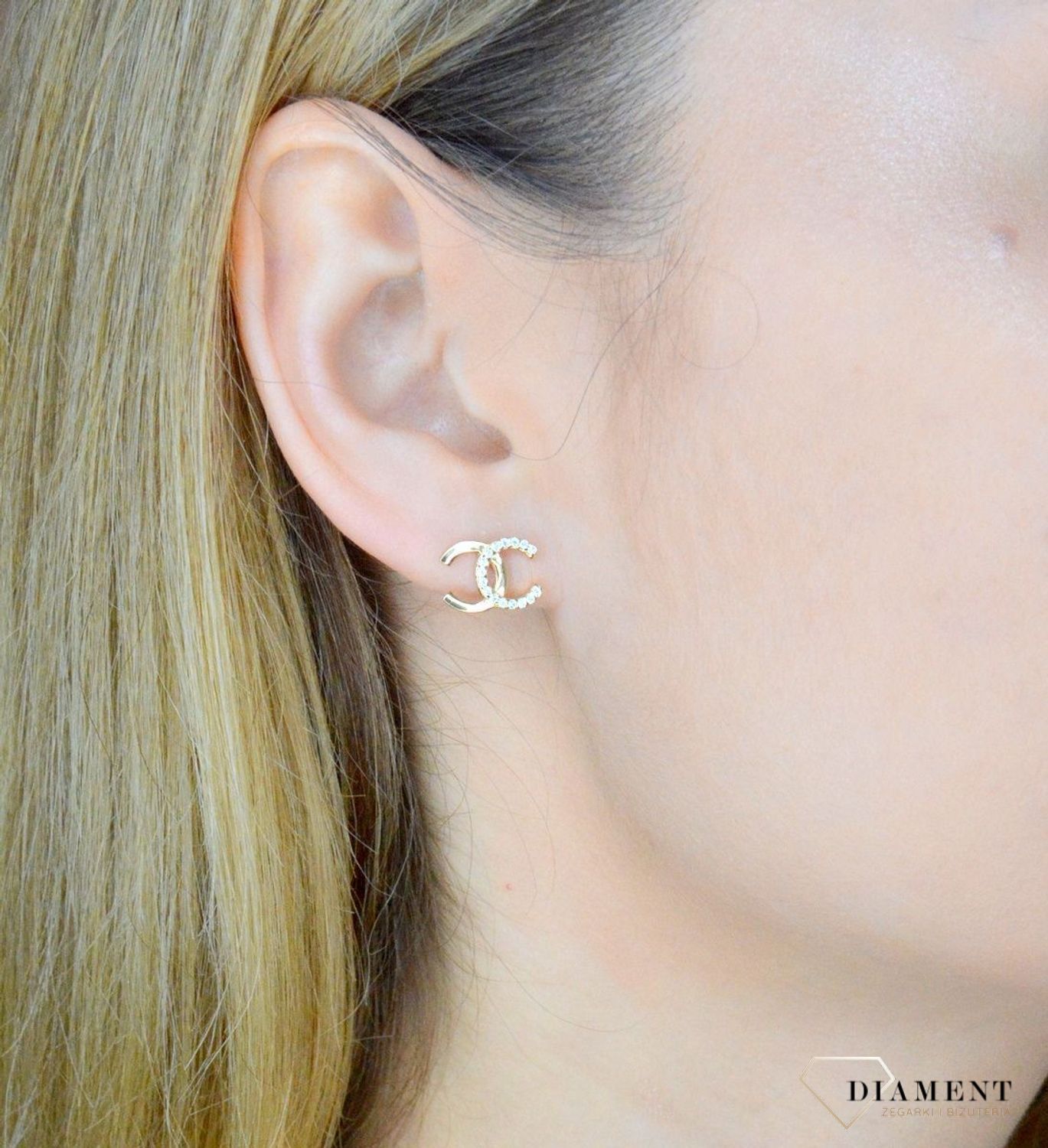 Złote kolczyki damskie wkrętki modne chanelki wysadzane cyrkoniami 585 DIA-KLC-9690-585, Kolczyki złote chanel logo. Kolczyki chanelki. Modne wzory kolczyki złote. Złote kolczyki wkrętki z wyższej próby.8.jpg