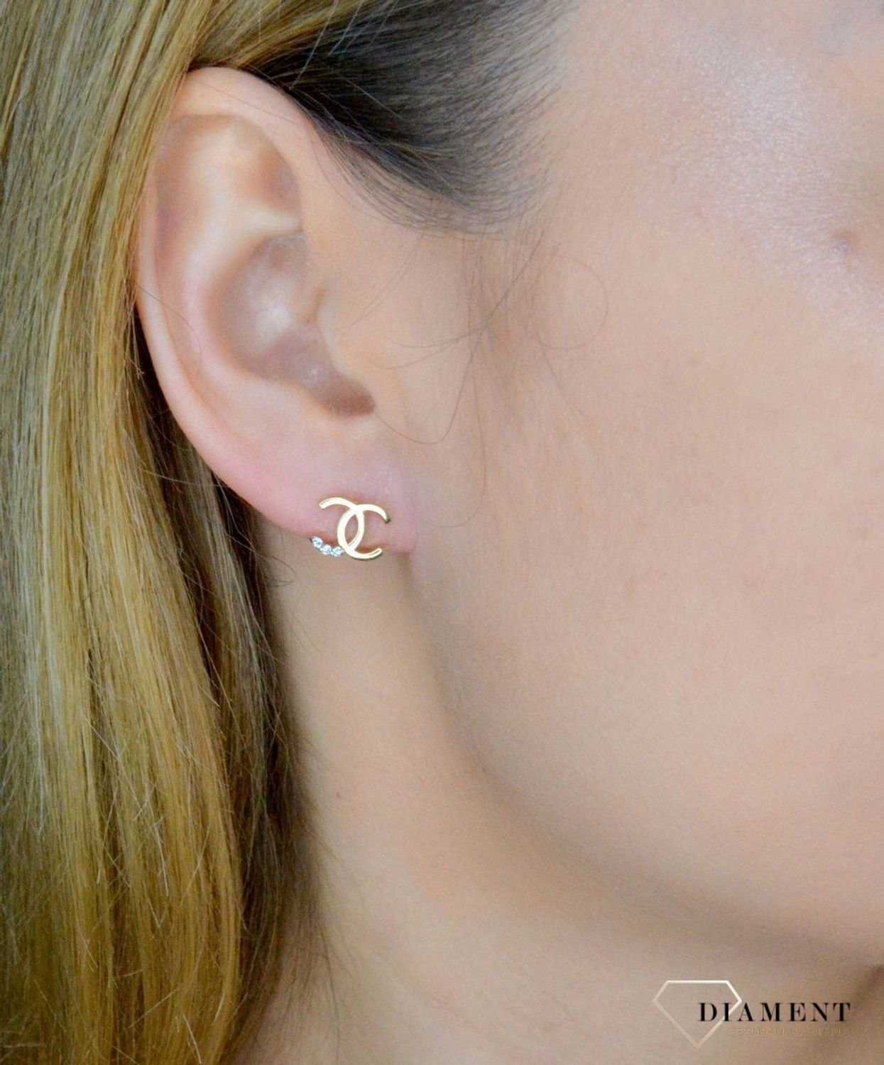 Złote kolczyki damskie wkrętki modne chanelki wysadzane cyrkoniami 585. Kolczyki złote chanel logo. Kolczyki chanelki. Modne wzory kolczyki złote. Złote kolczyki wkrętki z wyższej próby..jpg