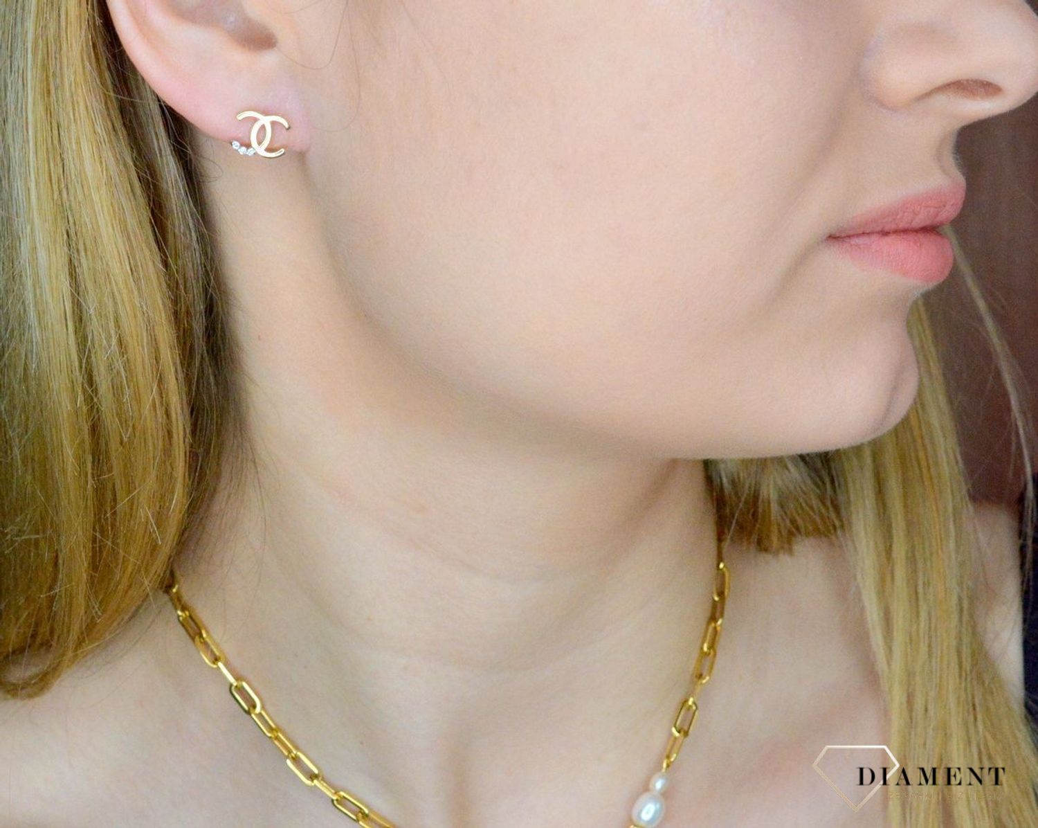 Złote kolczyki damskie wkrętki modne chanelki wysadzane cyrkoniami 585. Kolczyki złote chanel logo. Kolczyki chanelki. Modne wzory kolczyki złote. Złote kolczyki wkrętki z wyższej próby..jpg