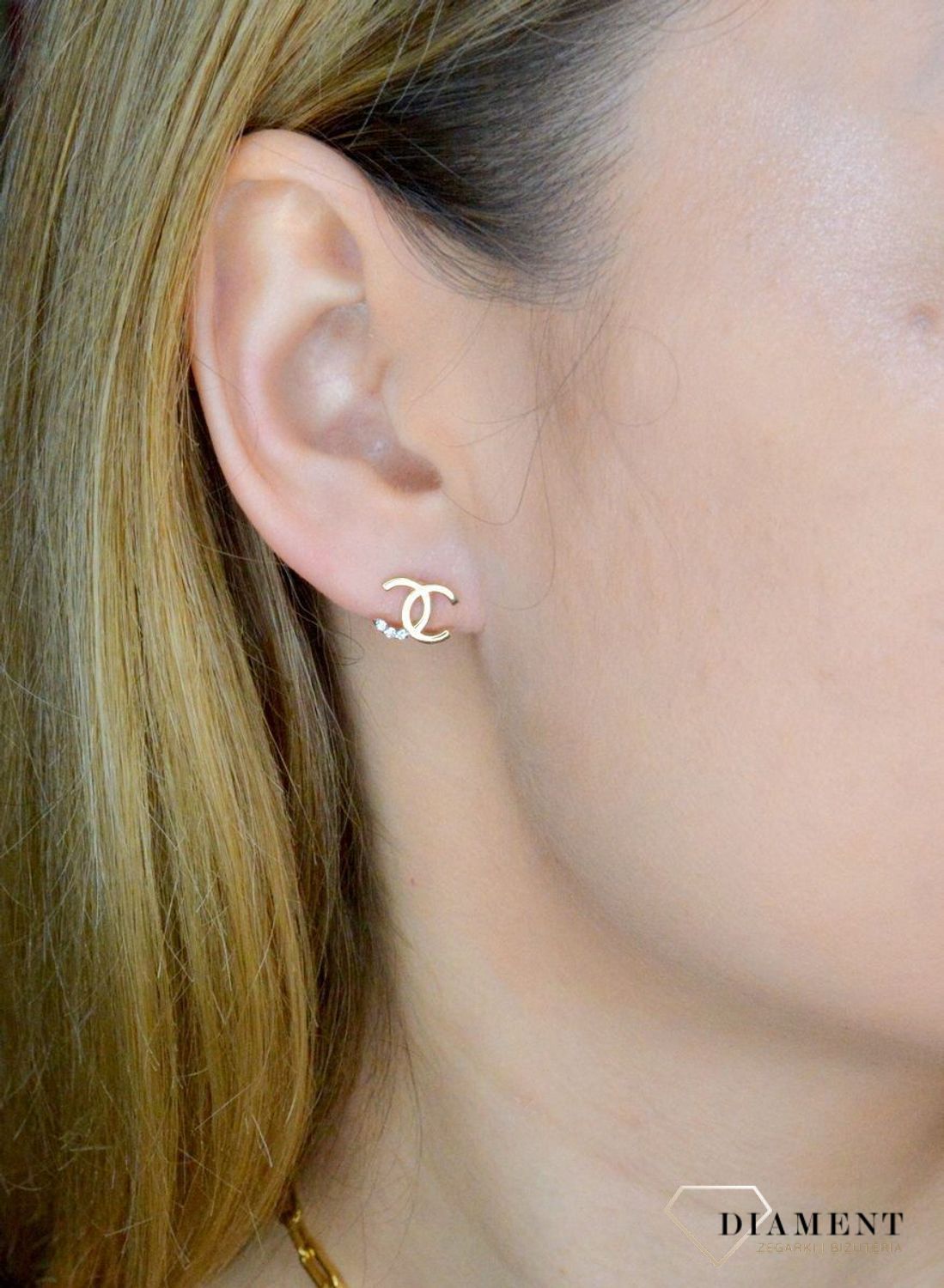 Złote kolczyki damskie wkrętki modne chanelki wysadzane cyrkoniami 585. Kolczyki złote chanel logo. Kolczyki chanelki. Modne wzory kolczyki złote. Złote kolczyki wkrętki z wyższej próby..jpg