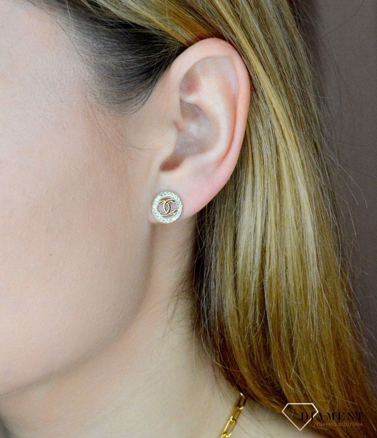 Złote kolczyki damskie wiszące modne chanelki wysadzane cyrkoniami 585 DIA-KLC-9692-585. Kolczyki złote chanel logo. Kolczyki chanelki. Modne wzory kolczyki złote. Złote kolczyki zapięcie na sztyft z wyższej próby..jpg
