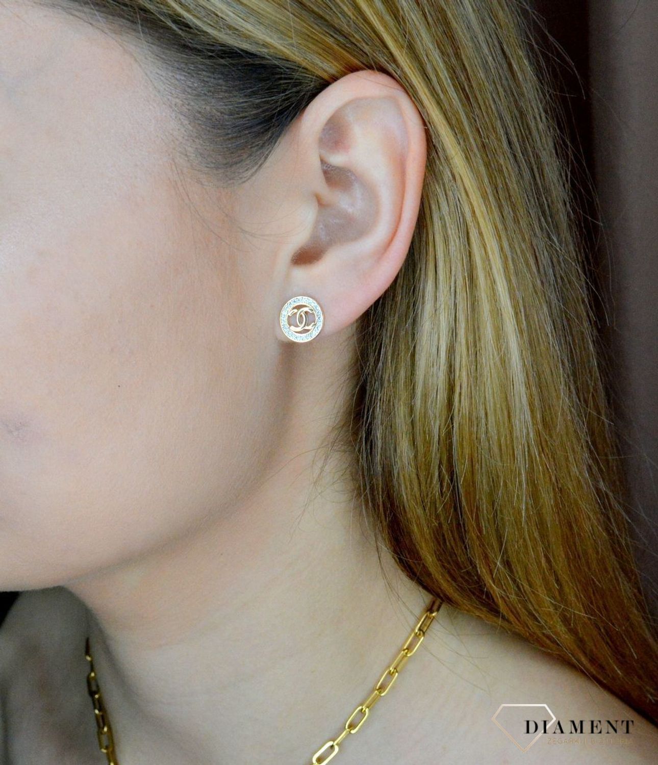 Złote kolczyki damskie wiszące modne chanelki wysadzane cyrkoniami 585 DIA-KLC-9692-585. Kolczyki złote chanel logo. Kolczyki chanelki. Modne wzory kolczyki złote. Złote kolczyki zapięcie na sztyft z wyższej próby..jpg