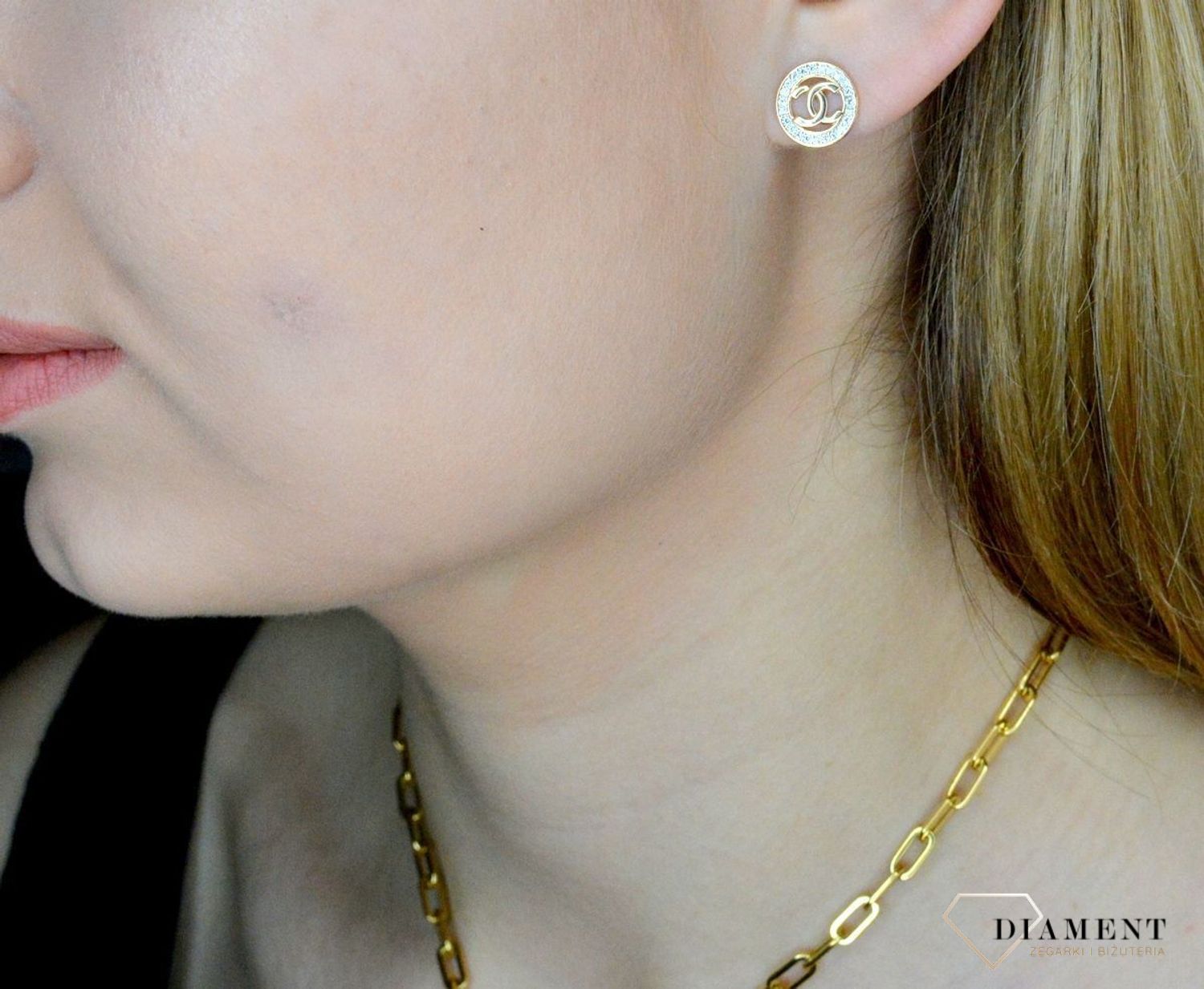 Złote kolczyki damskie wiszące modne chanelki wysadzane cyrkoniami 585 DIA-KLC-9692-585. Kolczyki złote chanel logo. Kolczyki chanelki. Modne wzory kolczyki złote. Złote kolczyki zapięcie na sztyft z wyższej próby..jpg