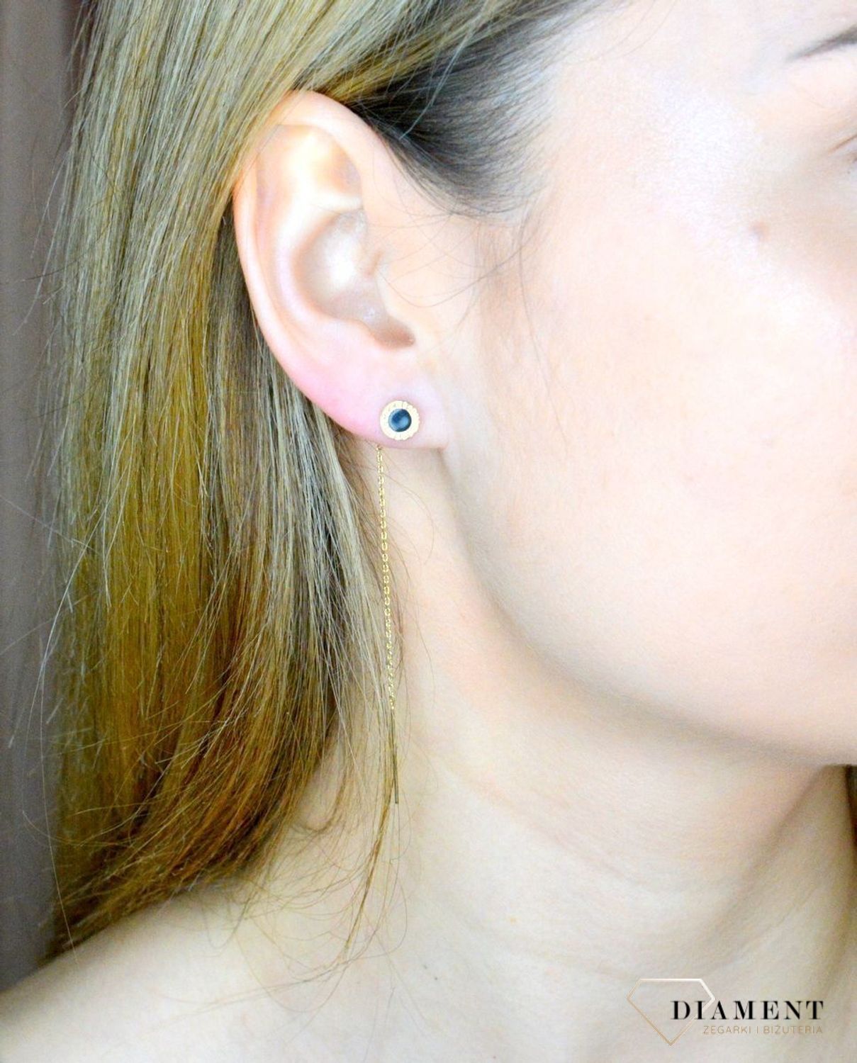 Złote kolczyki 585 wiszące przeciągane z onyksem DIA-KLC-9698-585. Eleganckie, złote kolczyki przeciągany łańcuszek zakończony kółkiem wypełnionym onyskem. Idealne na prezent. Eleganckie, złote kolczyki przeciągane. Idealne na prezen.jpg