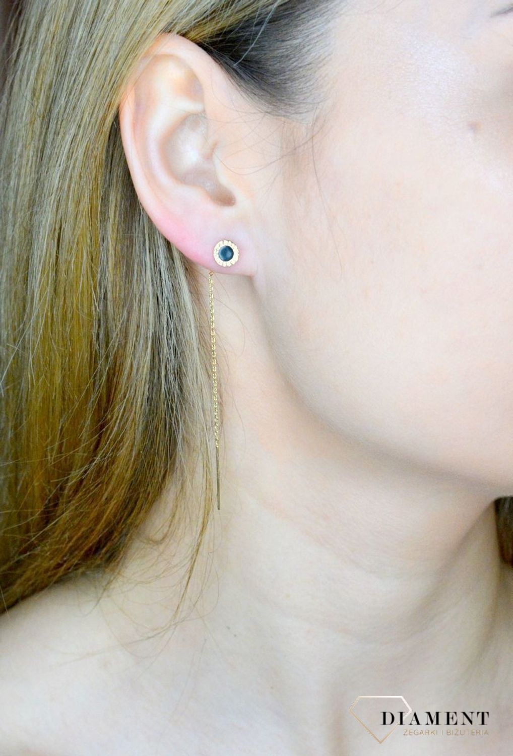 Złote kolczyki 585 wiszące przeciągane z onyksem DIA-KLC-9698-585. Eleganckie, złote kolczyki przeciągany łańcuszek zakończony kółkiem wypełnionym onyskem. Idealne na prezent. Eleganckie, złote kolczyki przeciągane. Idealne na prezen.jpg