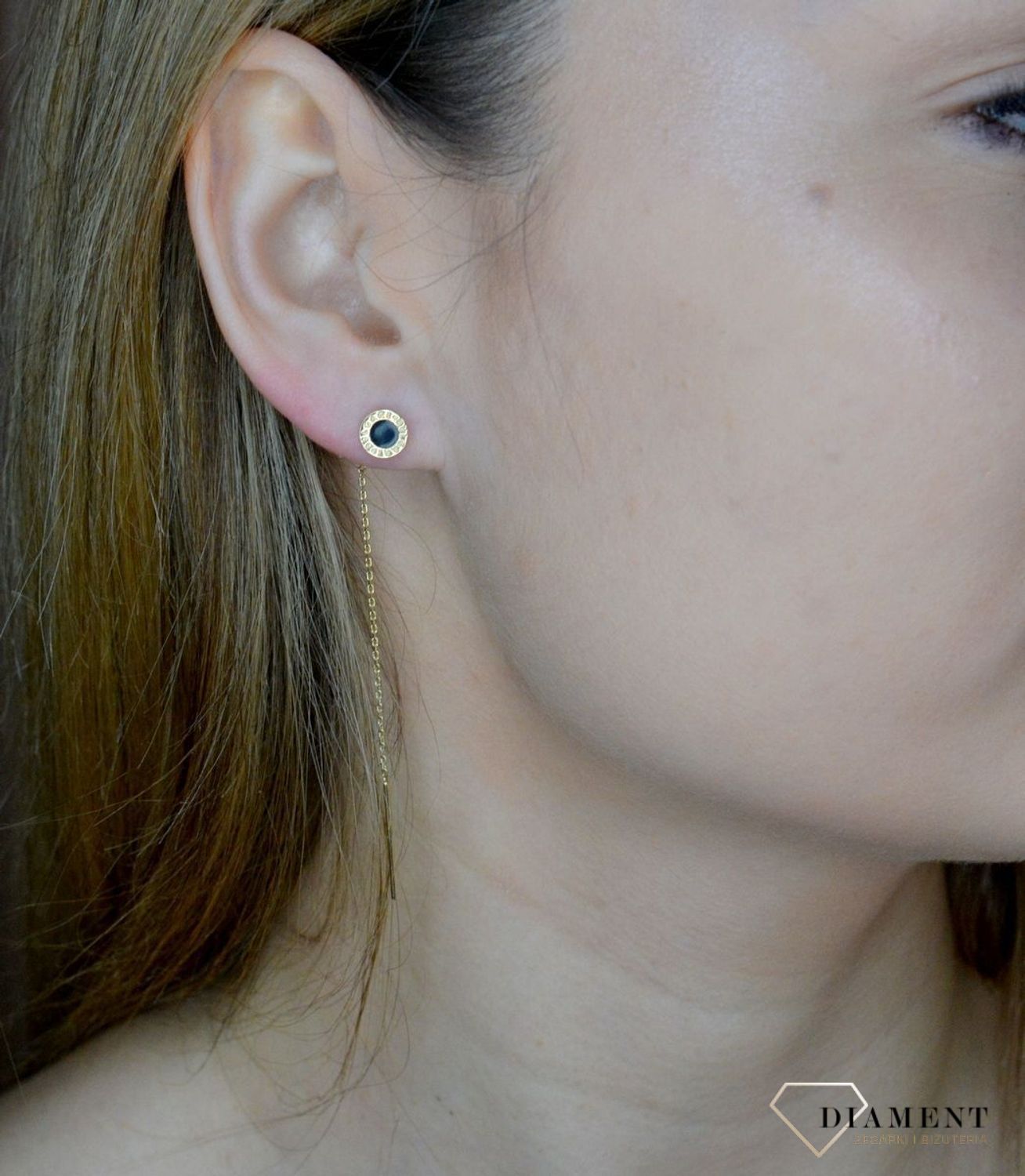 Złote kolczyki 585 wiszące przeciągane z onyksem DIA-KLC-9698-585. Eleganckie, złote kolczyki przeciągany łańcuszek zakończony kółkiem wypełnionym onyskem. Idealne na prezent. Eleganckie, złote kolczyki przeciągane. Idealne na prezen.jpg