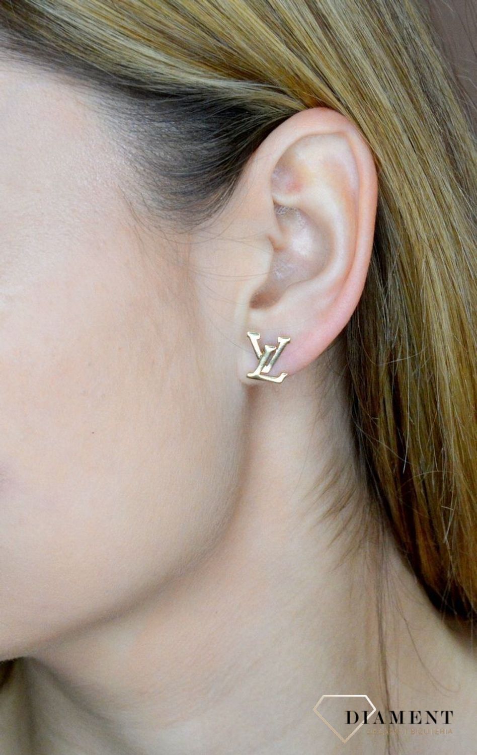 Złote kolczyki 585 wkrętki inspirowane LV DIA-KLC-9699-585. Śliczne, złote kolczyki z modnym wzorem LV będą uniwersalnym uzupełnieniem codziennych stylizacji. Modne kolczyki inspirowane wzorem LV. Kolczyki wykonane z najwyższej jakoś.jpg