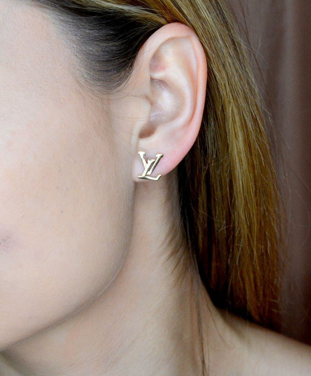 Złote kolczyki 585 wkrętki inspirowane LV DIA-KLC-9699-585. Śliczne, złote kolczyki z modnym wzorem LV będą uniwersalnym uzupełnieniem codziennych stylizacji. Modne kolczyki inspirowane wzorem LV. Kolczyki wykonane z najwyższej jakoś.jpg