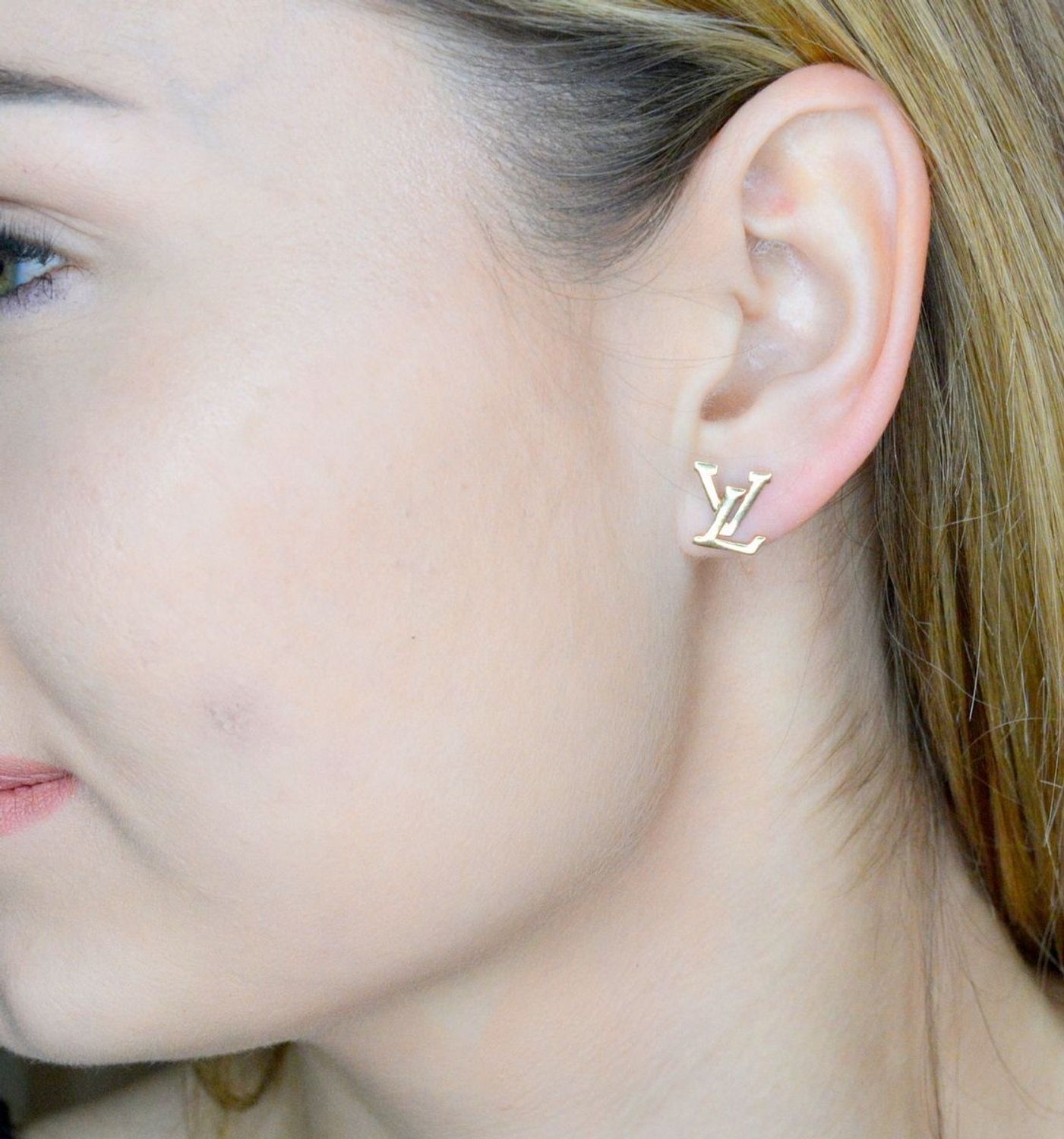 Złote kolczyki 585 wkrętki inspirowane LV DIA-KLC-9699-585. Śliczne, złote kolczyki z modnym wzorem LV będą uniwersalnym uzupełnieniem codziennych stylizacji. Modne kolczyki inspirowane wzorem LV. Kolczyki wykonane z najwyższej jakoś.jpg