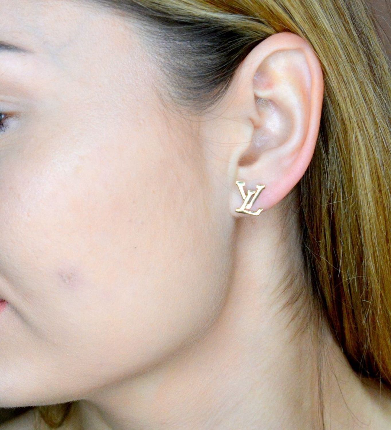 Złote kolczyki 585 wkrętki inspirowane LV DIA-KLC-9699-585. Śliczne, złote kolczyki z modnym wzorem LV będą uniwersalnym uzupełnieniem codziennych stylizacji. Modne kolczyki inspirowane wzorem LV. Kolczyki wykonane z najwyższej jakoś.jpg