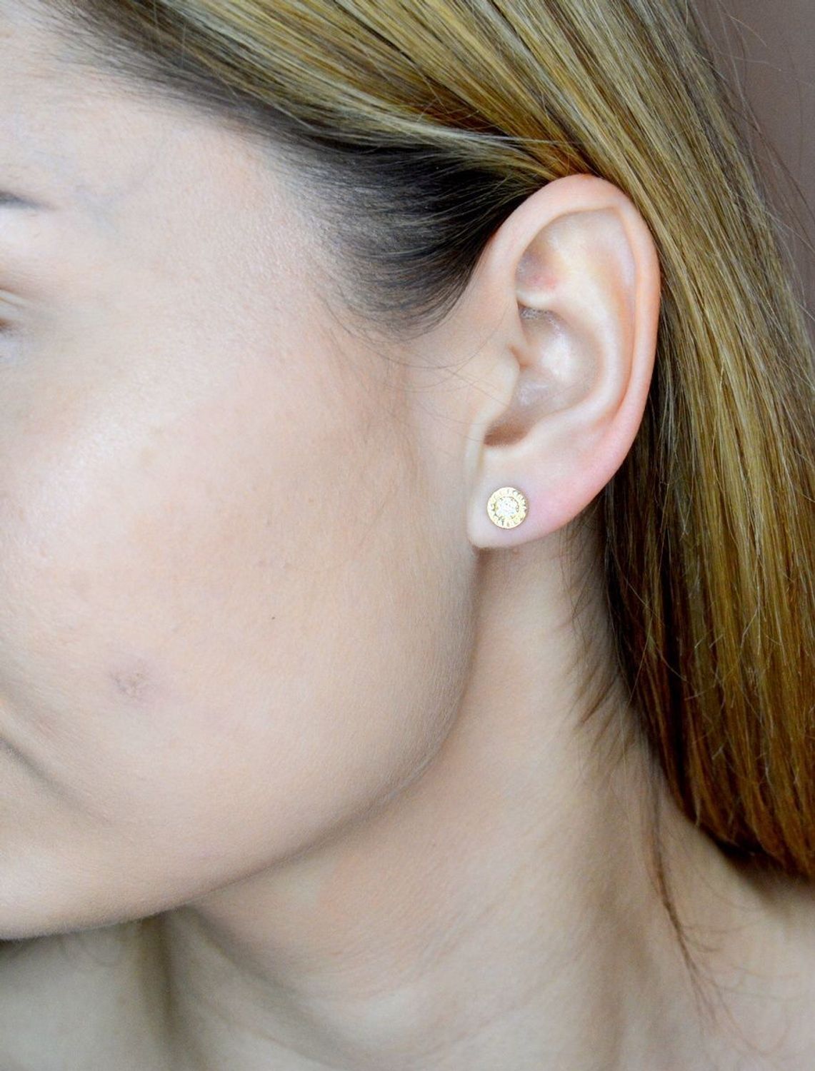 Złote kolczyki 585 wkrętki kółeczka z ozdobnym grawerowaniem i cyrkoniami DIA-KLC-9700-585. Cudowne, błyszczące kolczyki w kształcie kółeczek wypełnionych cyrkoniami wraz z ozdobnym grawerowaniem. Kolczyki z zapięciem na sztyft- bard.jpg