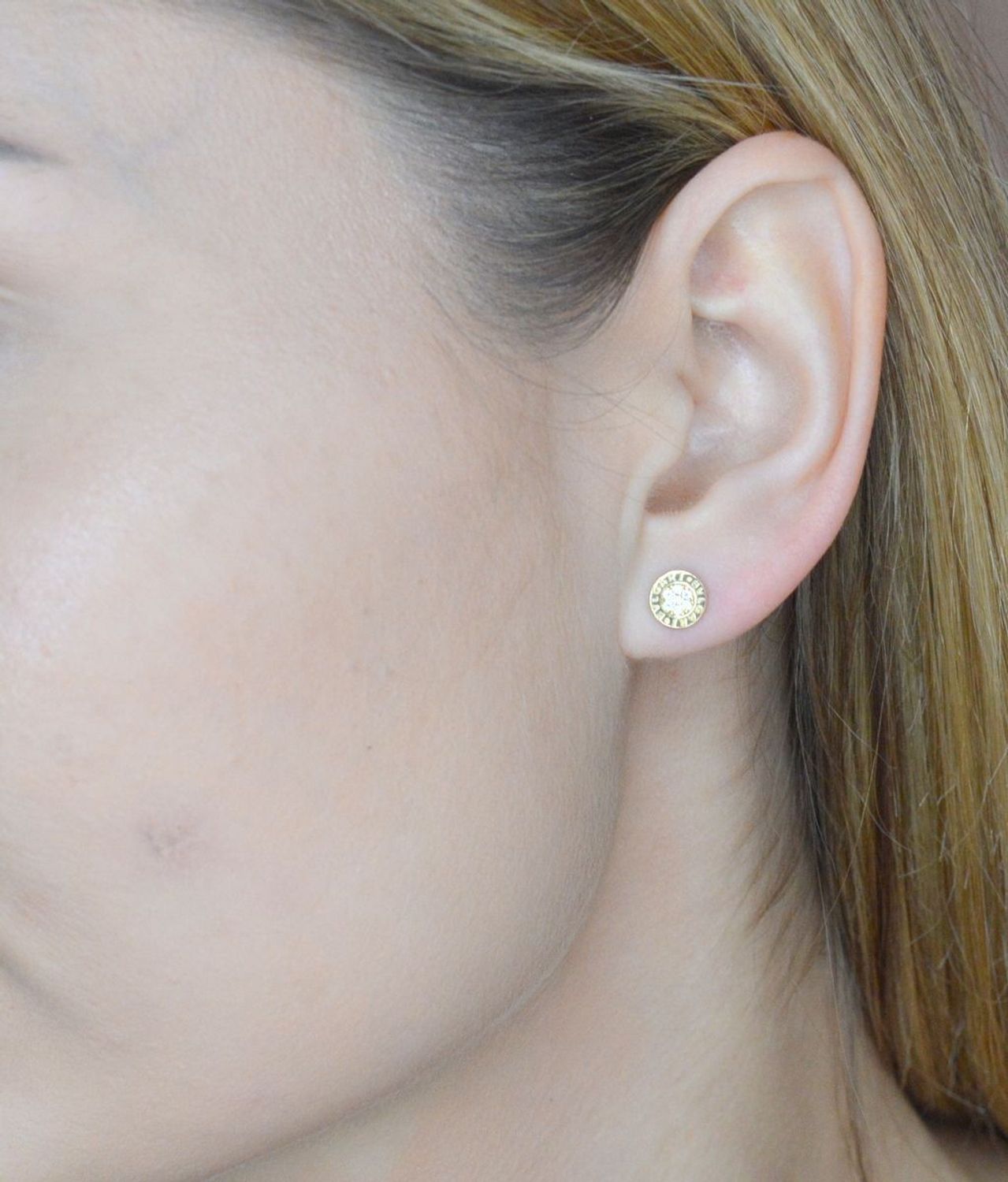 Złote kolczyki 585 wkrętki kółeczka z ozdobnym grawerowaniem i cyrkoniami DIA-KLC-9700-585. Cudowne, błyszczące kolczyki w kształcie kółeczek wypełnionych cyrkoniami wraz z ozdobnym grawerowaniem. Kolczyki z zapięciem na sztyft- bard.jpg