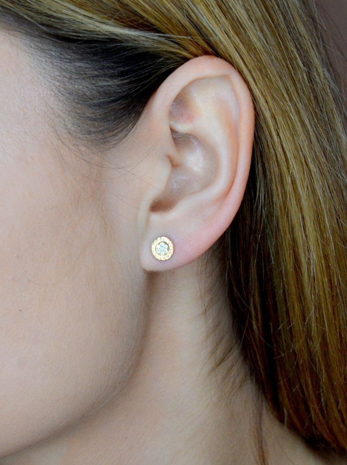 Złote kolczyki 585 wkrętki kółeczka z ozdobnym grawerowaniem i cyrkoniami DIA-KLC-9700-585. Cudowne, błyszczące kolczyki w kształcie kółeczek wypełnionych cyrkoniami wraz z ozdobnym grawerowaniem. Kolczyki z zapięciem na sztyft- bard.jpg