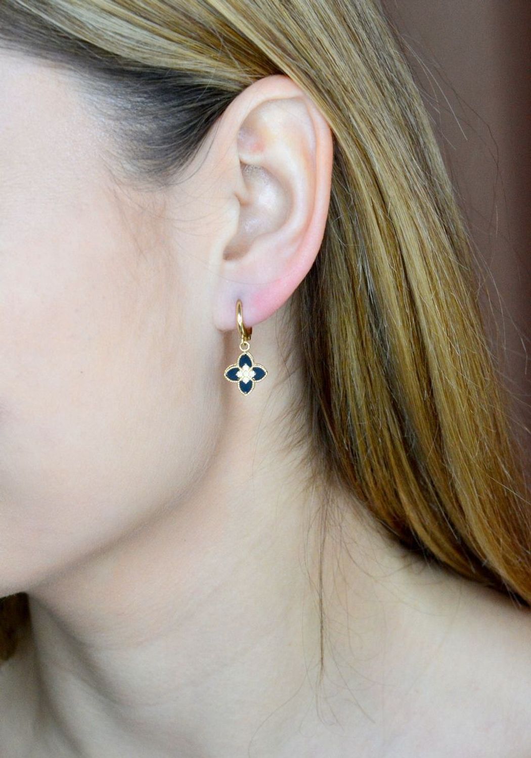 Złote kolczyki 585 czarna wisząca koniczynka DIA-KLC-9701-585. Złote kolczyki wykonane z najwyższej jakości żółtego złota, próba 375, waga około 3,02 gram. Kolczyki w minimalistycznym stylu, wpisujące się w obecne trendy modowe.jpg