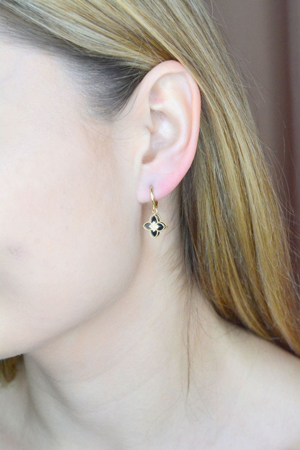 Złote kolczyki 585 czarna wisząca koniczynka DIA-KLC-9701-585. Złote kolczyki wykonane z najwyższej jakości żółtego złota, próba 375, waga około 3,02 gram. Kolczyki w minimalistycznym stylu, wpisujące się w obecne trendy modowe.jpg