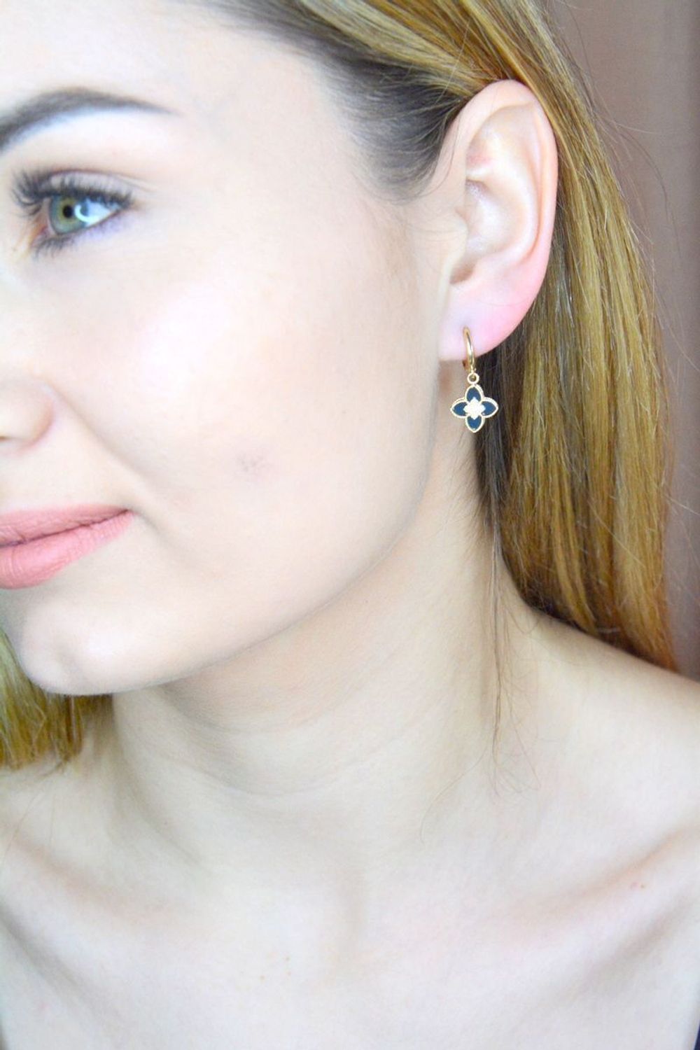 Złote kolczyki 585 czarna wisząca koniczynka DIA-KLC-9701-585. Złote kolczyki wykonane z najwyższej jakości żółtego złota, próba 375, waga około 3,02 gram. Kolczyki w minimalistycznym stylu, wpisujące się w obecne trendy modowe.jpg