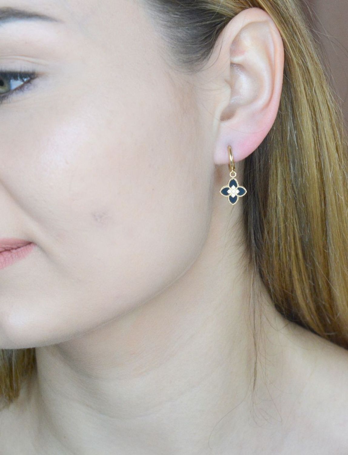 Złote kolczyki 585 czarna wisząca koniczynka DIA-KLC-9701-585. Złote kolczyki wykonane z najwyższej jakości żółtego złota, próba 375, waga około 3,02 gram. Kolczyki w minimalistycznym stylu, wpisujące się w obecne trendy modowe.jpg