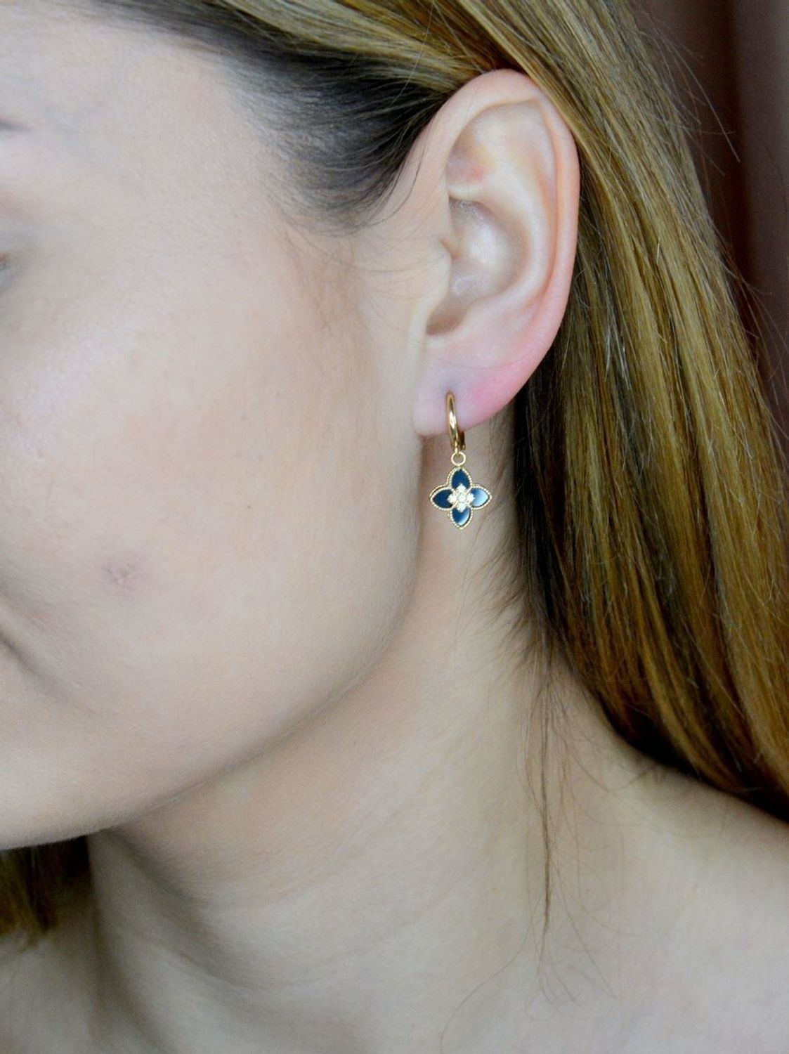 Złote kolczyki 585 czarna wisząca koniczynka DIA-KLC-9701-585. Złote kolczyki wykonane z najwyższej jakości żółtego złota, próba 375, waga około 3,02 gram. Kolczyki w minimalistycznym stylu, wpisujące się w obecne trendy modowe.jpg