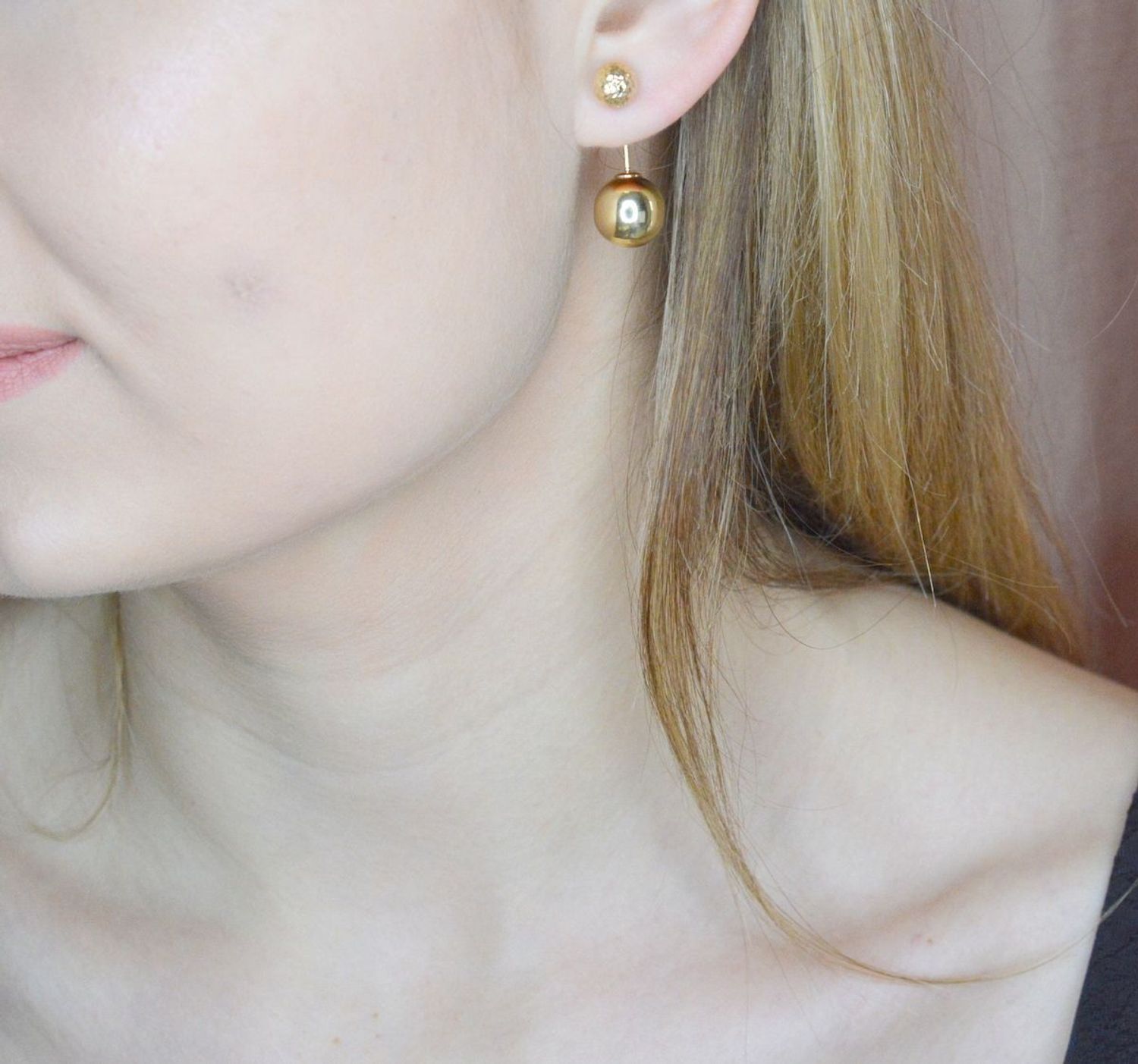 Złote kolczyki 585 wiszące podwójne kulki DIA-KLC-9702-585. Nowoczesne kolczyki składające się z większej i mniejszej kulki to idealny wybór zarówno na co dzień, jak i na wieczór. Takie kolczyki z pewnością spodobają się kobietą. Kol.jpg