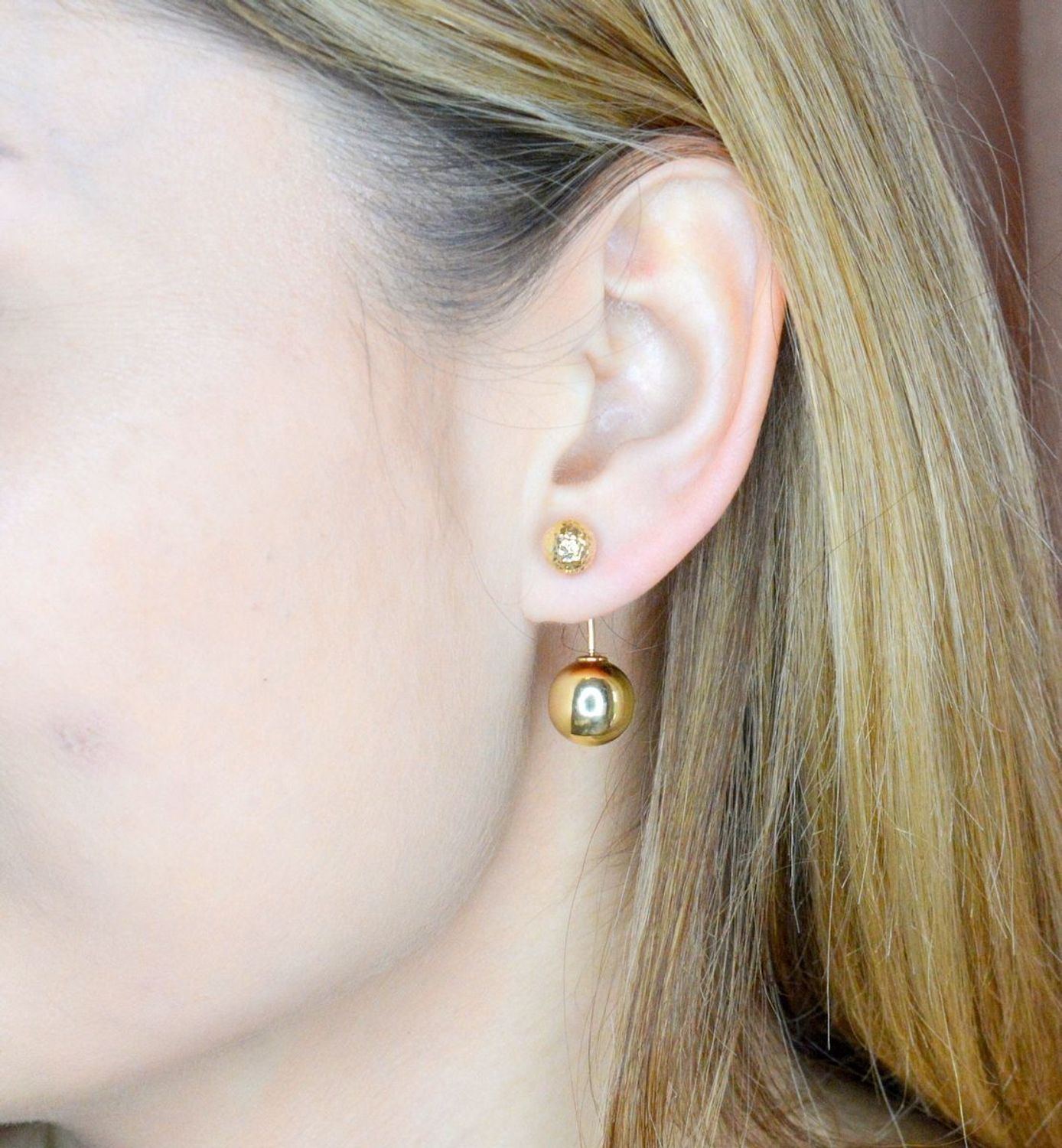 Złote kolczyki 585 wiszące podwójne kulki DIA-KLC-9702-585. Nowoczesne kolczyki składające się z większej i mniejszej kulki to idealny wybór zarówno na co dzień, jak i na wieczór. Takie kolczyki z pewnością spodobają się kobietą. Kol.jpg