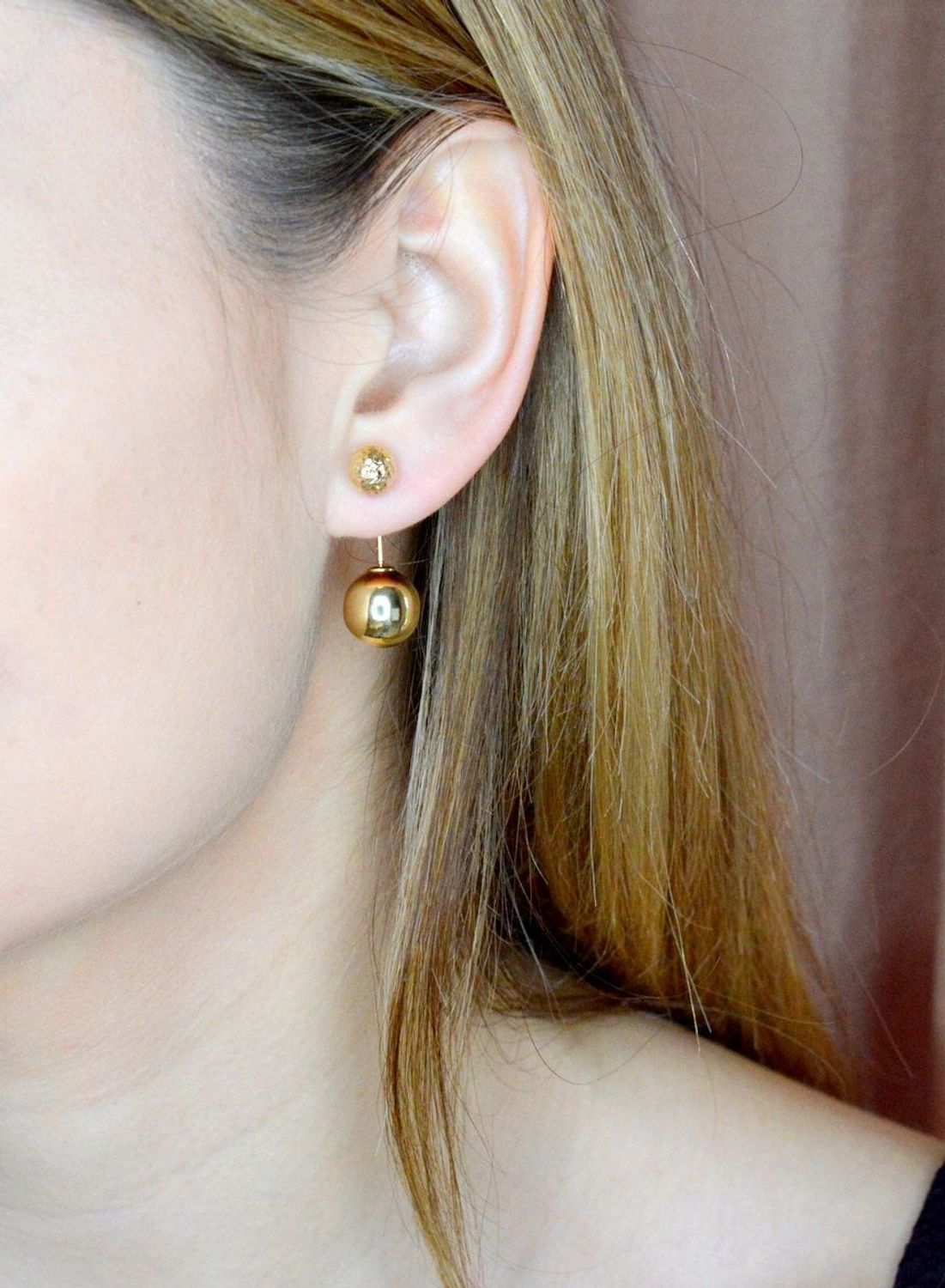 Złote kolczyki 585 wiszące podwójne kulki DIA-KLC-9702-585. Nowoczesne kolczyki składające się z większej i mniejszej kulki to idealny wybór zarówno na co dzień, jak i na wieczór. Takie kolczyki z pewnością spodobają się kobietą. Kol.jpg