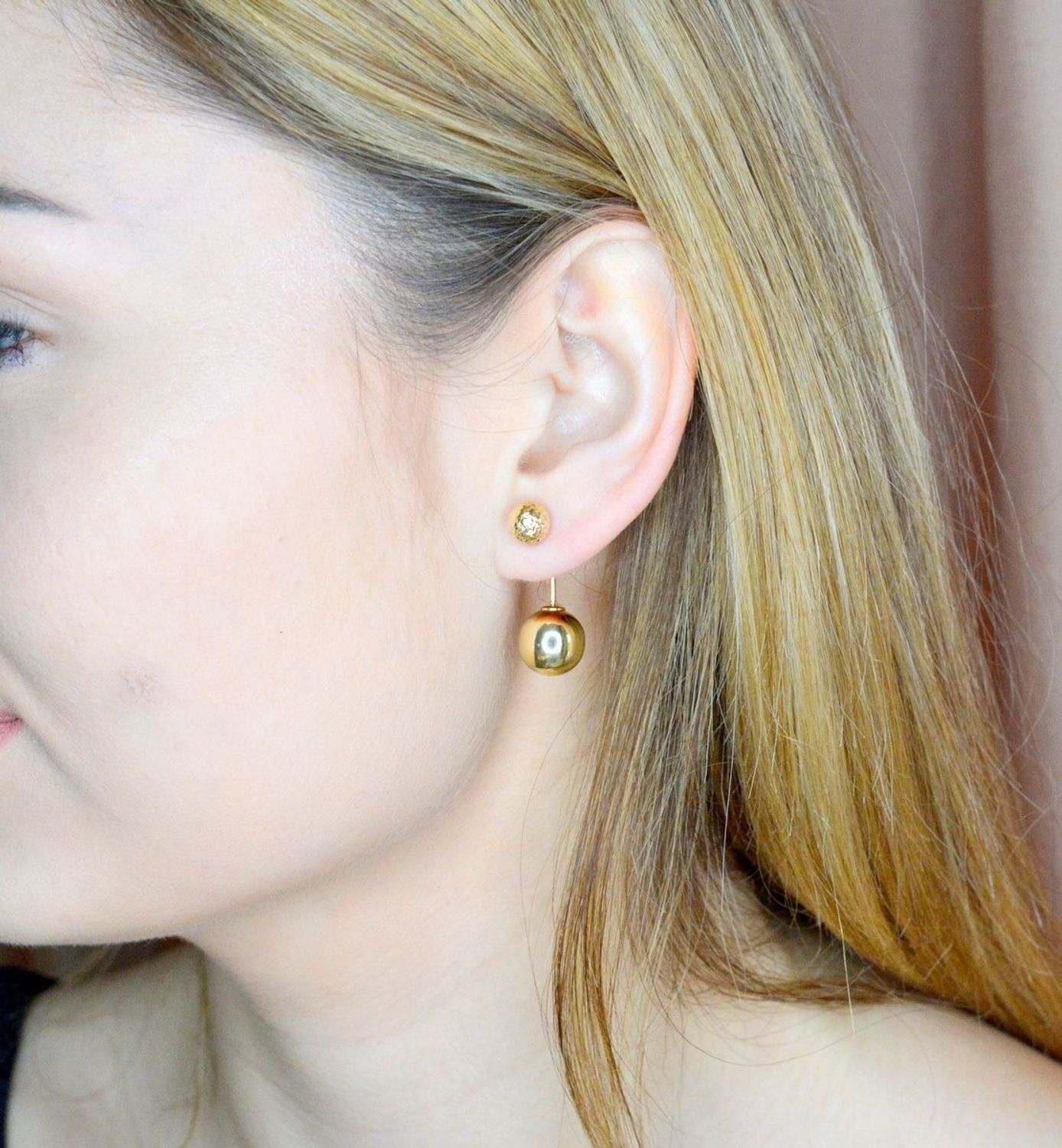 Złote kolczyki 585 wiszące podwójne kulki DIA-KLC-9702-585. Nowoczesne kolczyki składające się z większej i mniejszej kulki to idealny wybór zarówno na co dzień, jak i na wieczór. Takie kolczyki z pewnością spodobają się kobietą. Kol.jpg