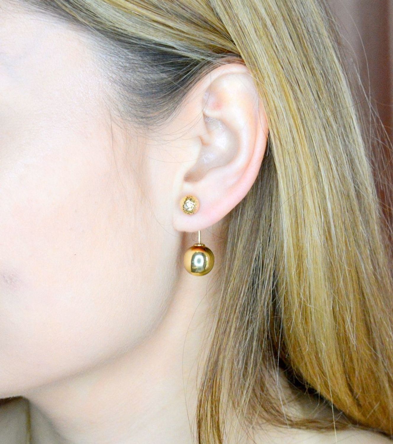 Złote kolczyki 585 wiszące podwójne kulki DIA-KLC-9702-585. Nowoczesne kolczyki składające się z większej i mniejszej kulki to idealny wybór zarówno na co dzień, jak i na wieczór. Takie kolczyki z pewnością spodobają się kobietą. Kol.jpg