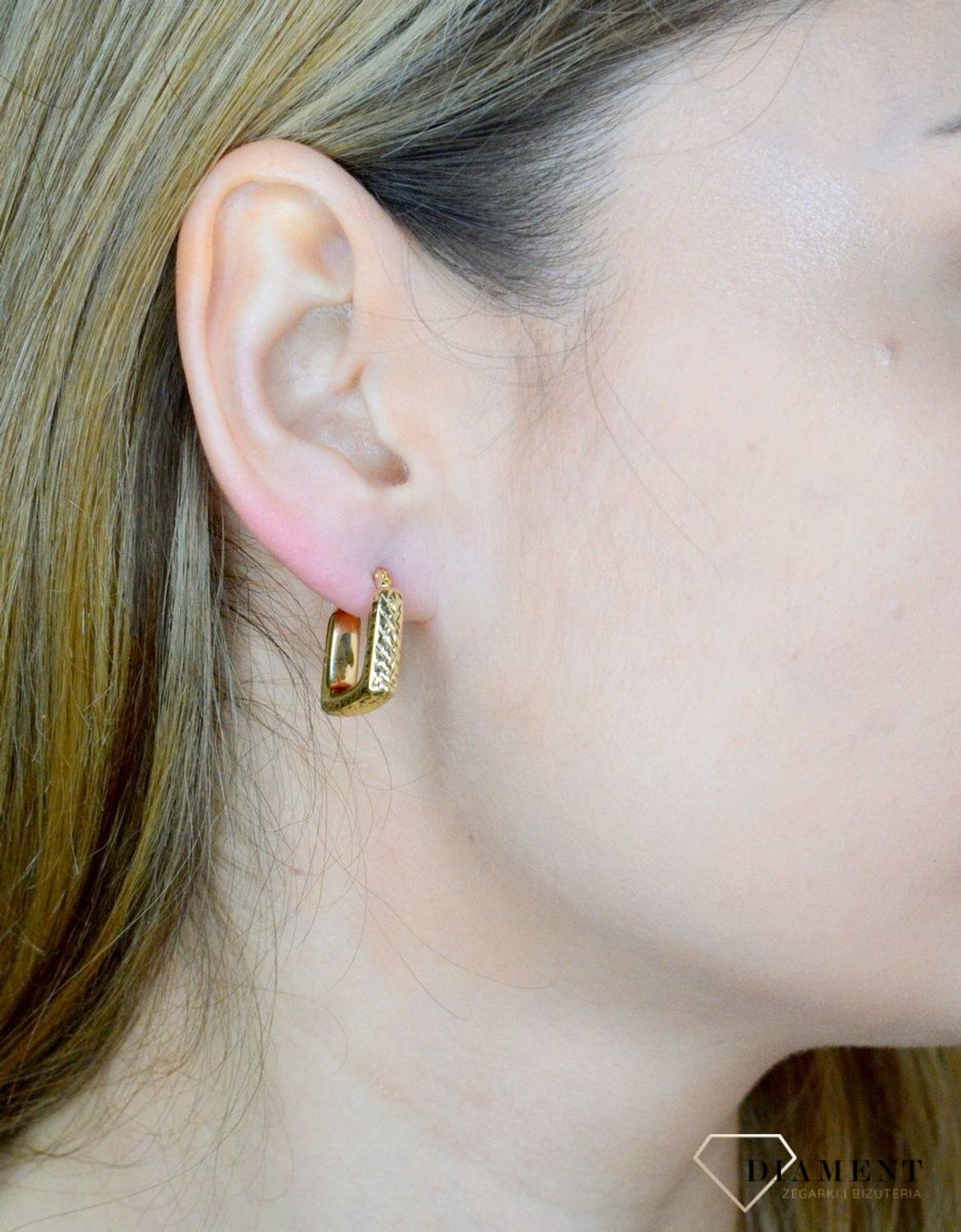 Złote kolczyki 585 grawerowane kwadraty DIA-KLC-9730-585. Efektowne złote kolczyki to jeden z ulubionych współczesnych motywów jubilerskich. Biżuteria, która przyciąga wzrok i zachwyca jakością wykonania. Kolczyki idealne na prezent..jpg