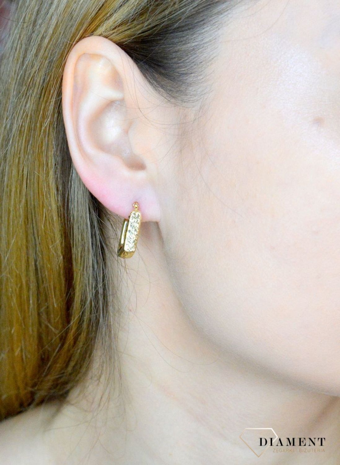 Złote kolczyki 585 grawerowane kwadraty DIA-KLC-9730-585. Efektowne złote kolczyki to jeden z ulubionych współczesnych motywów jubilerskich. Biżuteria, która przyciąga wzrok i zachwyca jakością wykonania. Kolczyki idealne na prezent..jpg