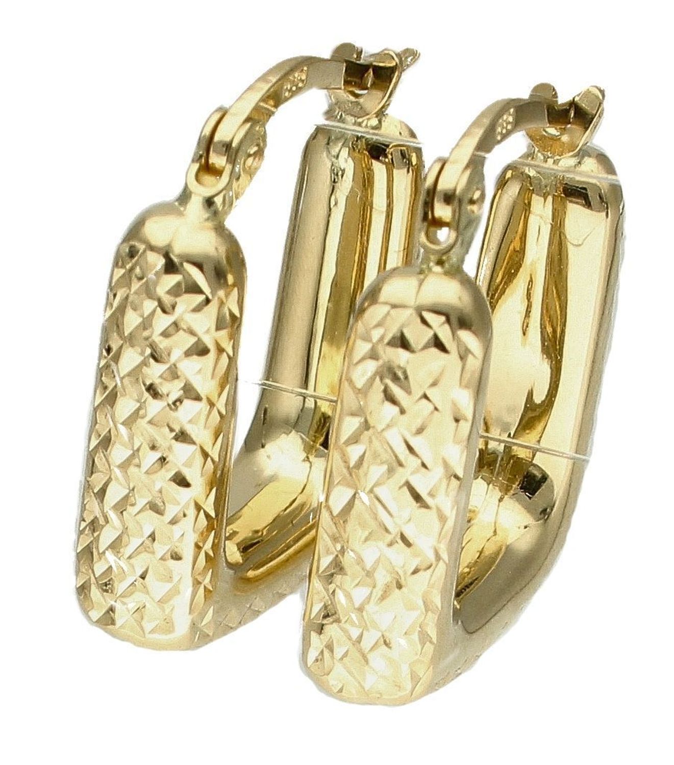 Złote kolczyki 585 grawerowane kwadraty DIA-KLC-9730-585. Efektowne złote kolczyki to jeden z ulubionych współczesnych motywów jubilerskich. Biżuteria, która przyciąga wzrok i zachwyca jakością wykonania. Kolczyki idealne na prezent..jpg