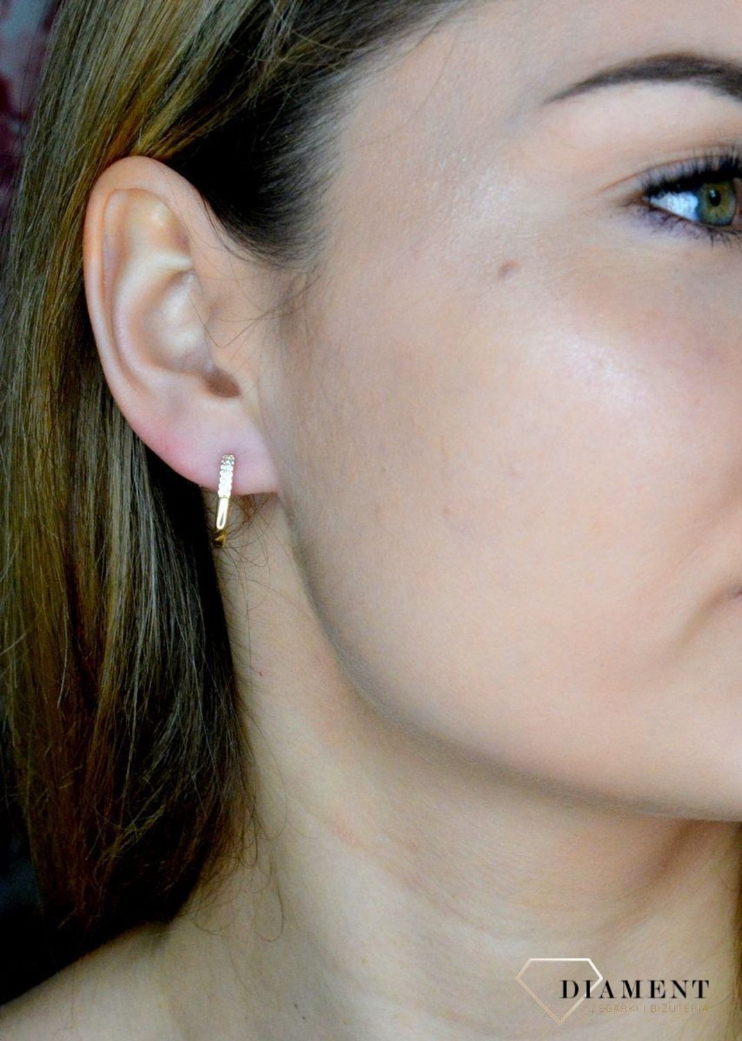 Złote kolczyki 585 prostokąty z cyrkonią DIA-KLC-9732-585. Efektowne złote kolczyki to jeden z ulubionych współczesnych motywów jubilerskich. Biżuteria, która przyciąga wzrok i zachwyca jakością wykonania. Kolczyki idealne na prezent.jpg