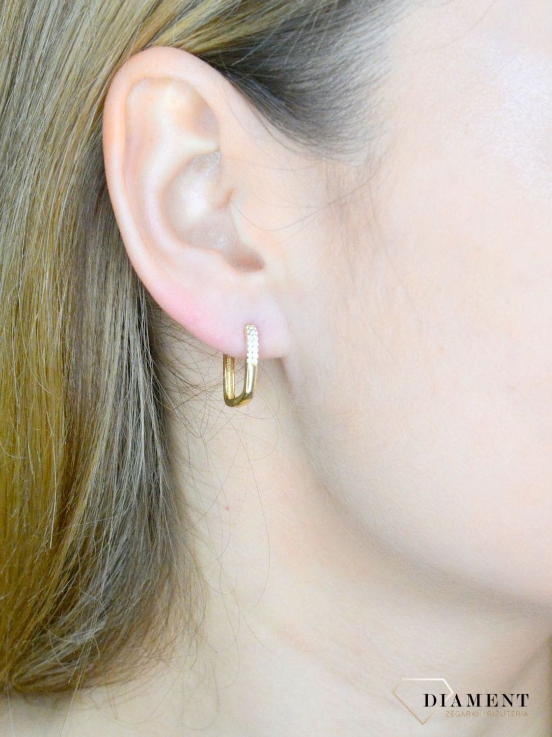 Złote kolczyki 585 prostokąty z cyrkonią DIA-KLC-9732-585. Efektowne złote kolczyki to jeden z ulubionych współczesnych motywów jubilerskich. Biżuteria, która przyciąga wzrok i zachwyca jakością wykonania. Kolczyki idealne na prezent.jpg
