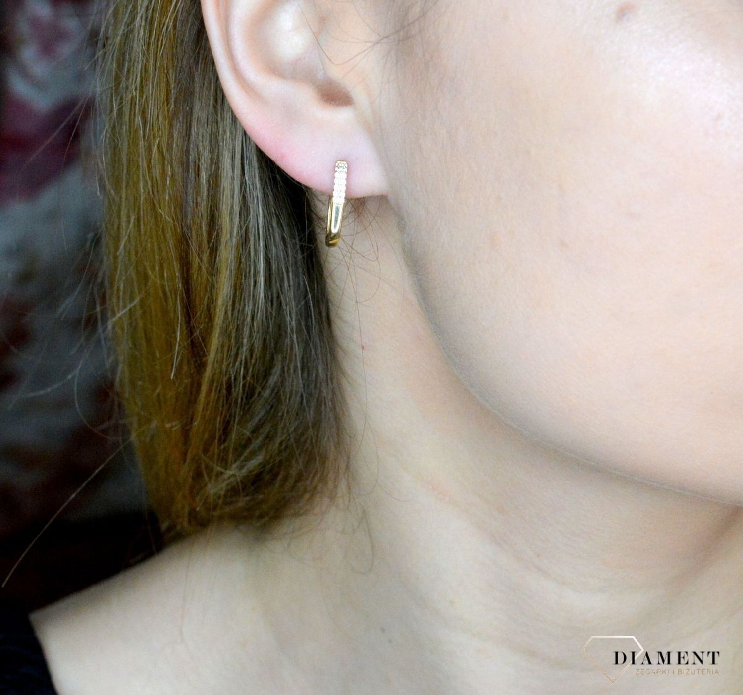Złote kolczyki 585 prostokąty z cyrkonią DIA-KLC-9732-585. Efektowne złote kolczyki to jeden z ulubionych współczesnych motywów jubilerskich. Biżuteria, która przyciąga wzrok i zachwyca jakością wykonania. Kolczyki idealne na prezent.jpg