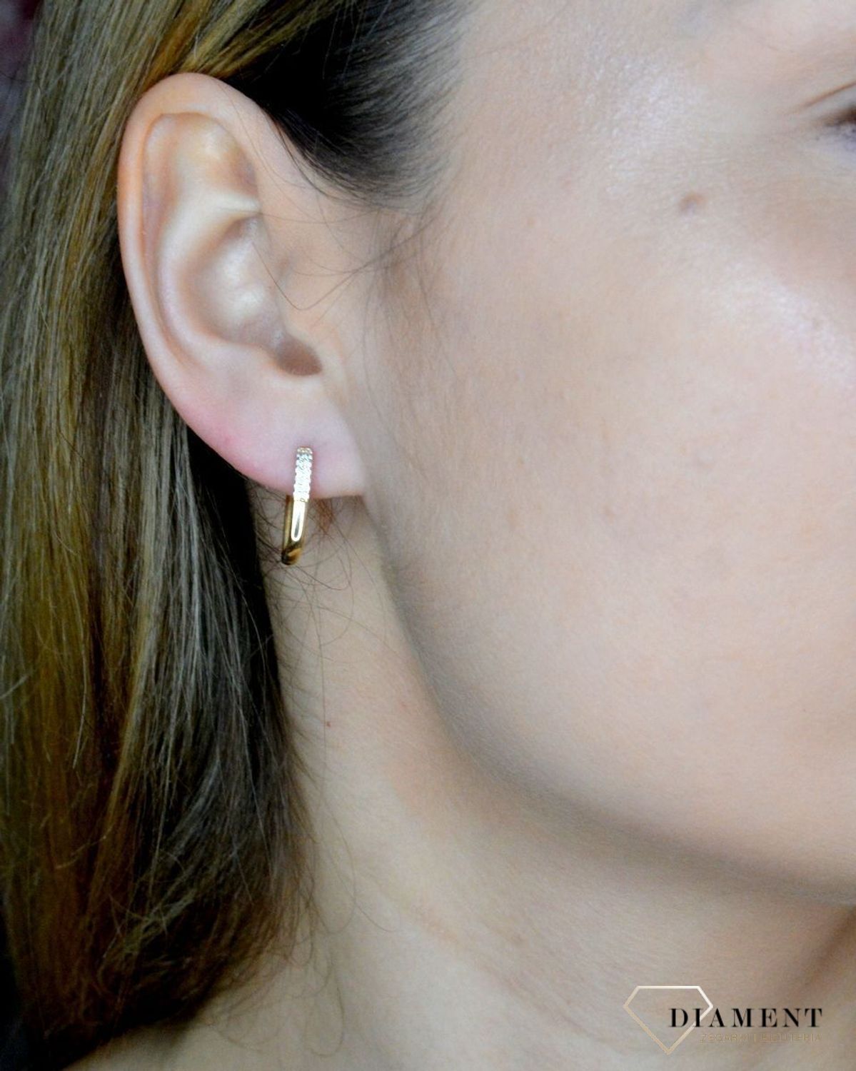 Złote kolczyki 585 prostokąty z cyrkonią DIA-KLC-9732-585. Efektowne złote kolczyki to jeden z ulubionych współczesnych motywów jubilerskich. Biżuteria, która przyciąga wzrok i zachwyca jakością wykonania. Kolczyki idealne na prezent.jpg