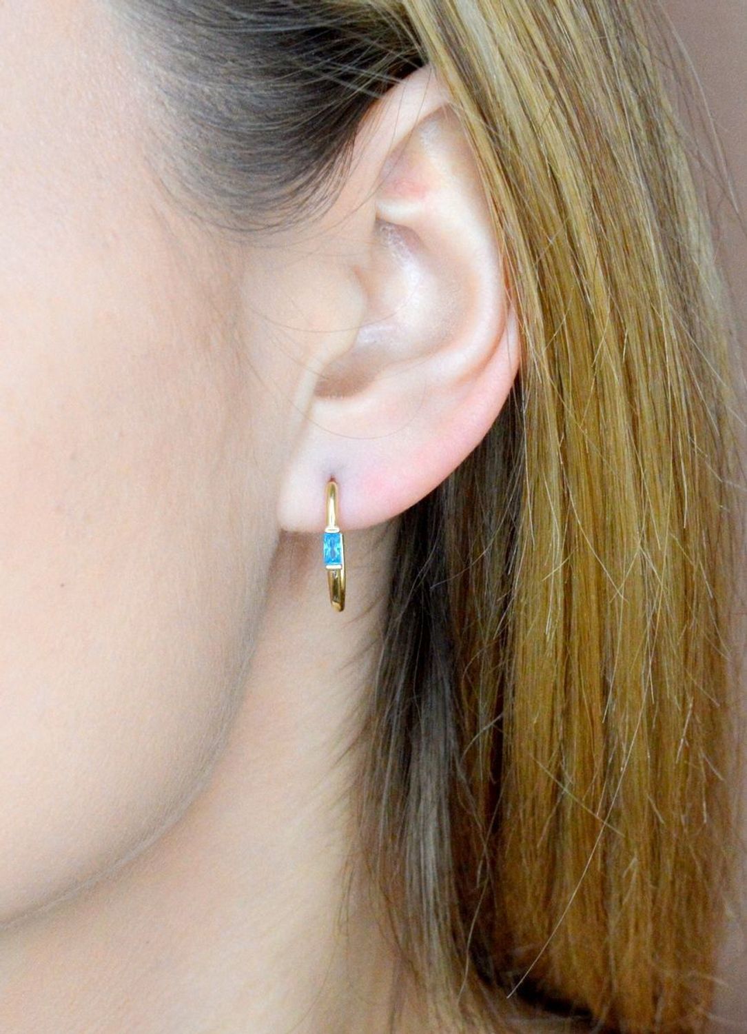 Złote kolczyki 585 owalne z delikatną błękitną cyrkonią DIA-KLC-9733-585. Efektowne złote kolczyki to jeden z ulubionych współczesnych motywów jubilerskich. Biżuteria, która przyciąga wzrok i zachwyca jakością wykonania. Kolczyki ide.jpg