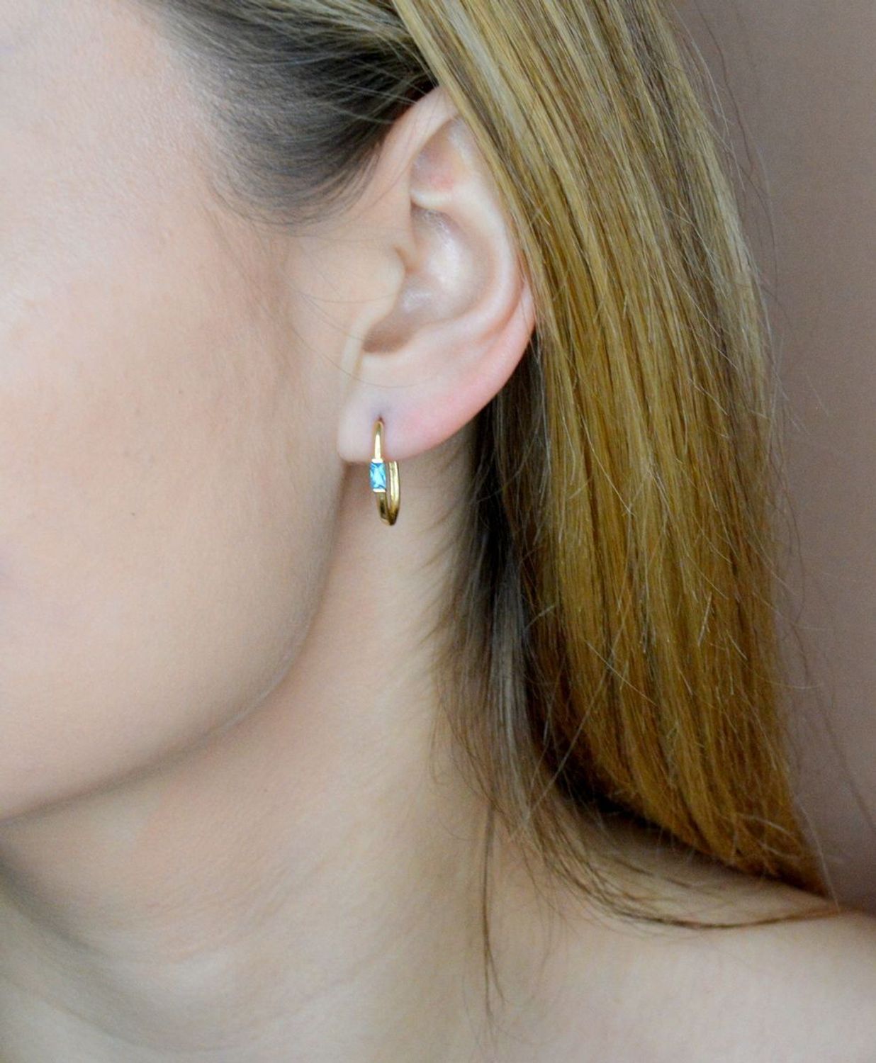 Złote kolczyki 585 owalne z delikatną błękitną cyrkonią DIA-KLC-9733-585. Efektowne złote kolczyki to jeden z ulubionych współczesnych motywów jubilerskich. Biżuteria, która przyciąga wzrok i zachwyca jakością wykonania. Kolczyki ide.jpg