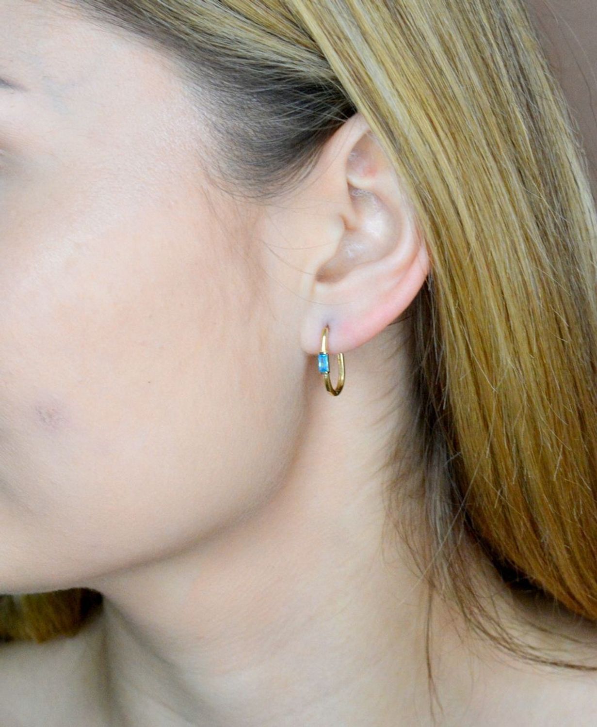 Złote kolczyki 585 owalne z delikatną błękitną cyrkonią DIA-KLC-9733-585. Efektowne złote kolczyki to jeden z ulubionych współczesnych motywów jubilerskich. Biżuteria, która przyciąga wzrok i zachwyca jakością wykonania. Kolczyki ide.jpg