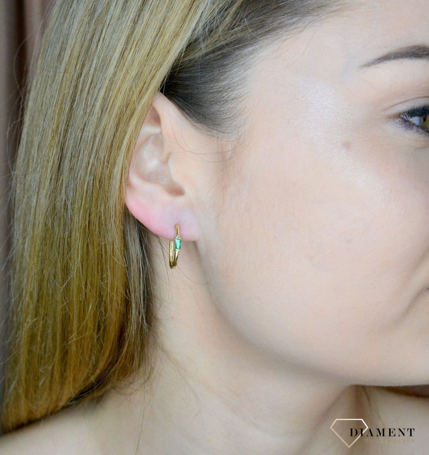 Złote kolczyki 585 owalne z delikatną zieloną cyrkonią DIA-KLC-9733Z-585. Efektowne złote kolczyki to jeden z ulubionych współczesnych motywów jubilerskich. Biżuteria, która przyciąga wzrok i zachwyca jakością wykonania. Kolczyki ide.jpg