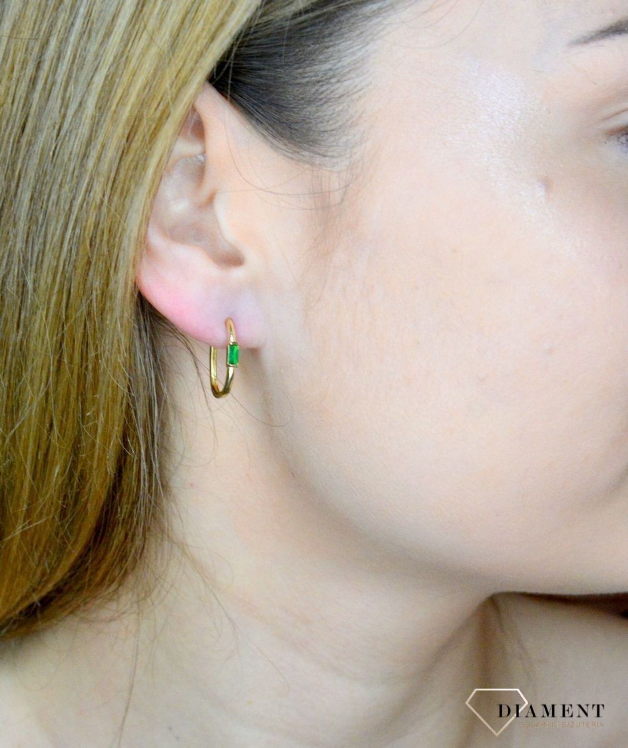 Złote kolczyki 585 owalne z delikatną zieloną cyrkonią DIA-KLC-9733Z-585. Efektowne złote kolczyki to jeden z ulubionych współczesnych motywów jubilerskich. Biżuteria, która przyciąga wzrok i zachwyca jakością wykonania. Kolczyki ide.jpg
