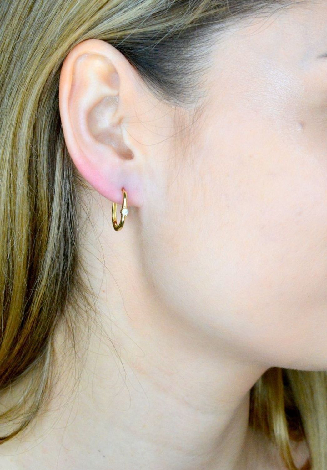 Złote kolczyki 585 owalne z ozdobną cyrkonią DIA-KLC-9735-585.  Kolczyki składają się z geometrycznego owalnego kształtu. Kolczyki wykonane zostały z żółtego złota jednego z najcenniejszych kruszców przez wieki uważanego za kwintesen.jpg