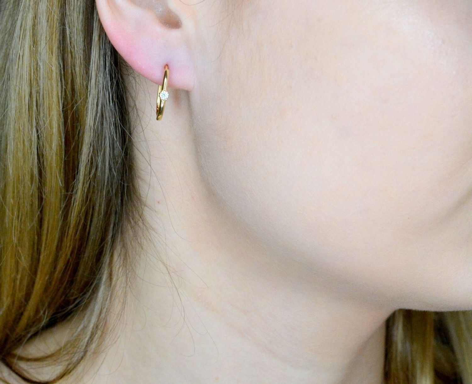 Złote kolczyki 585 owalne z ozdobną cyrkonią DIA-KLC-9735-585.  Kolczyki składają się z geometrycznego owalnego kształtu. Kolczyki wykonane zostały z żółtego złota jednego z najcenniejszych kruszców przez wieki uważanego za kwintesen.jpg